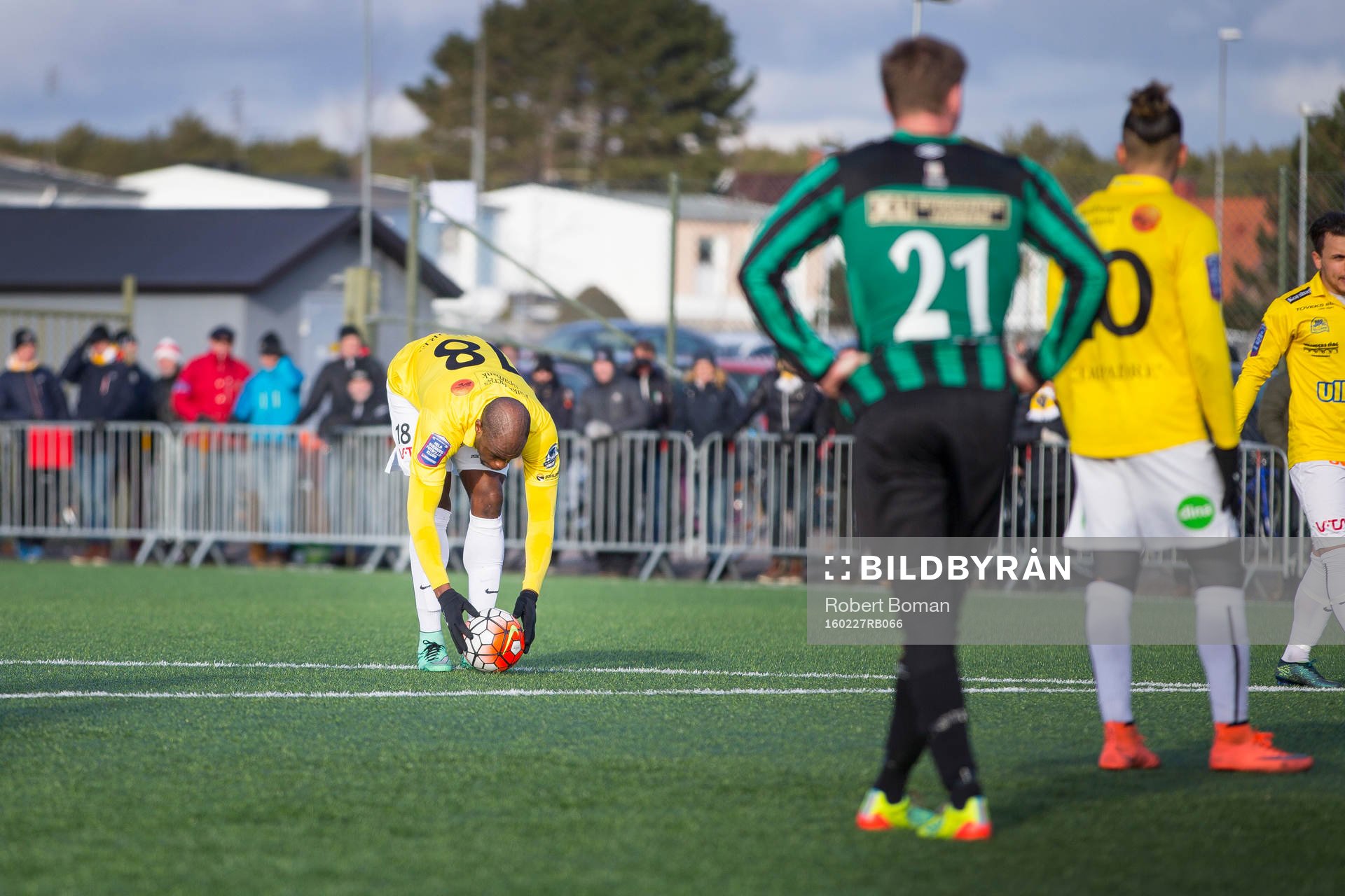Falkenbergs Hakeem Araba lägger upp bollen