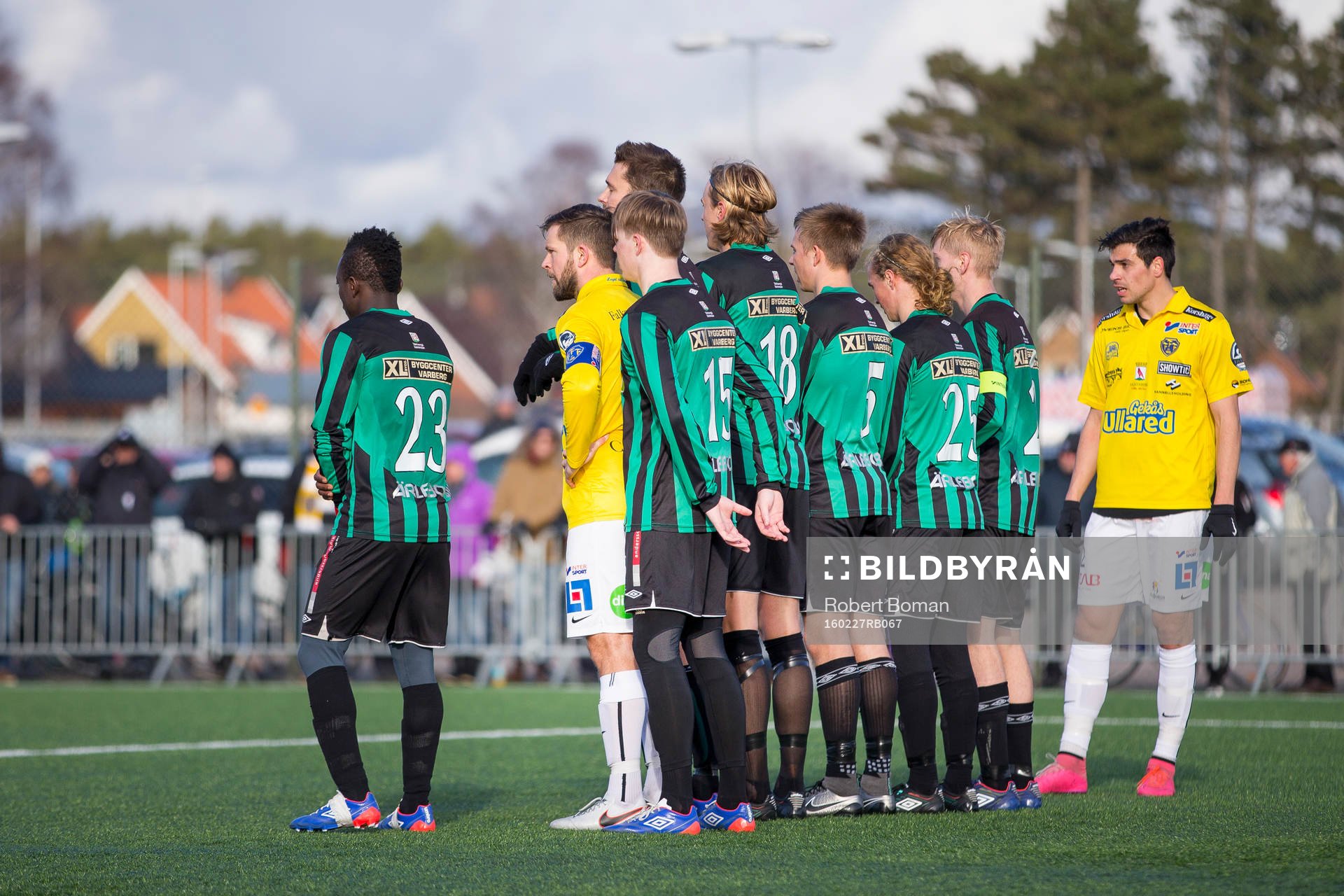 Falkenbergs och Varbergs spelare ställer upp sig i en mur
