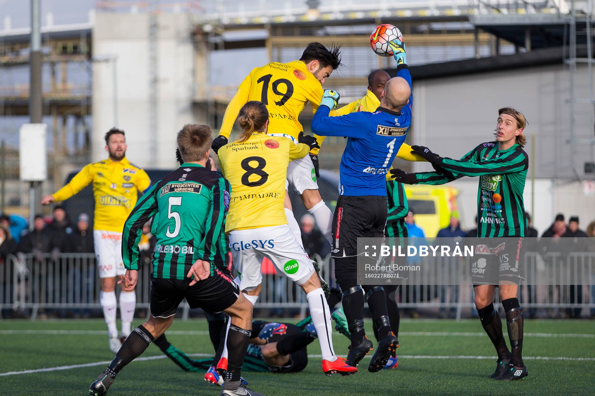 Varbergs Målvakt Peter Dahlberg boxar ut bollen vid en