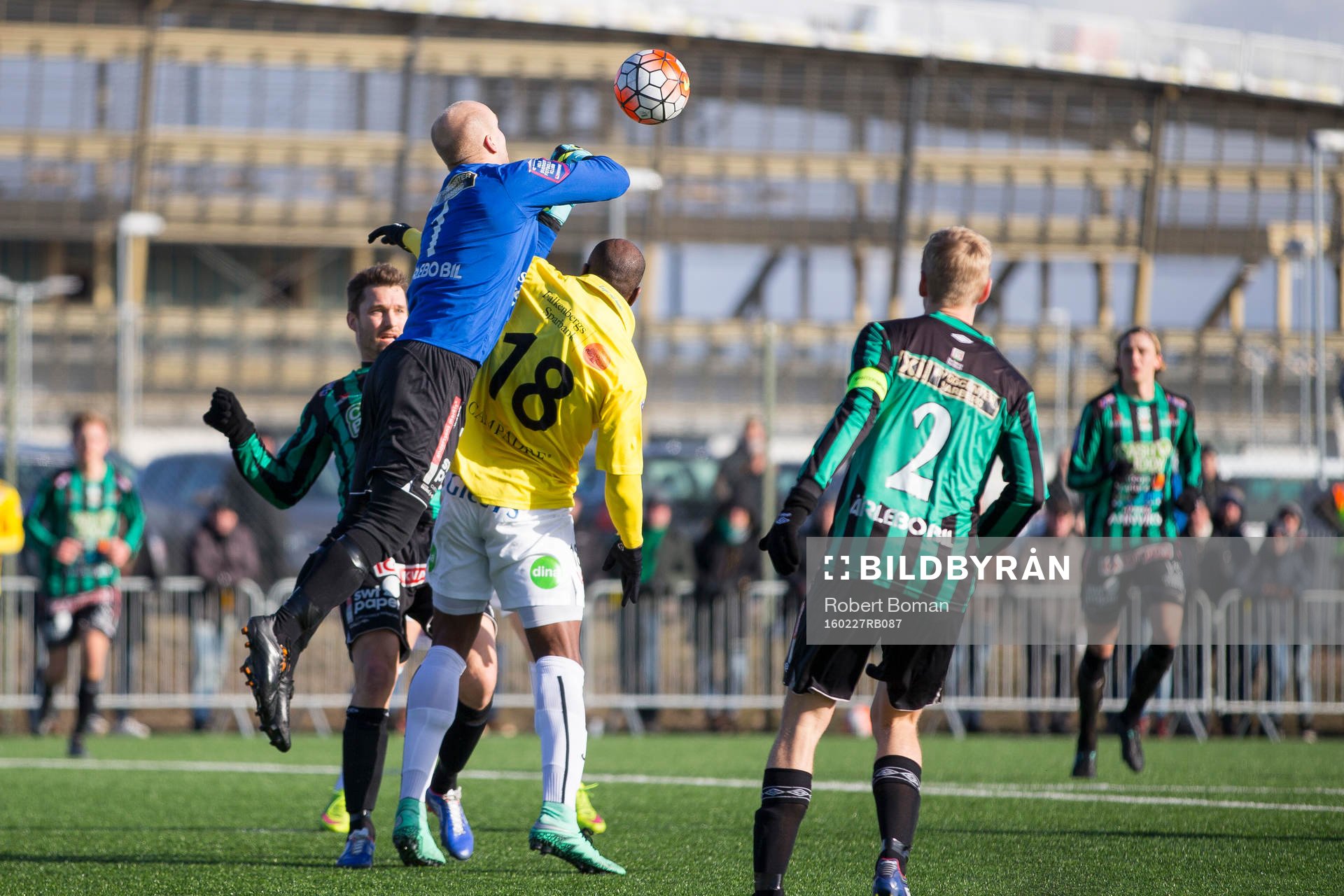 Situation där Varbergs Målvakt Peter Dahlberg hoppar upp