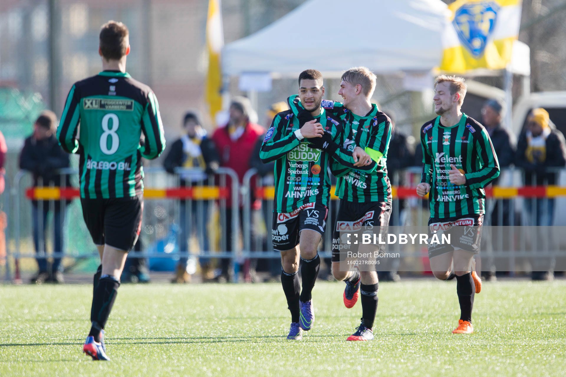 Varbergs spelare jublar efter 0-1 målet under fotbollsmatchen i Svenska cupen mellan Falkenberg och Varberg den 27 februari 2016 i Falkenberg.