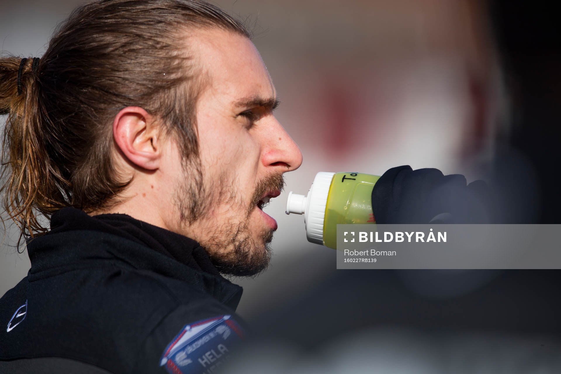 Falkenbergs Tobias Karlsson dricker vatten