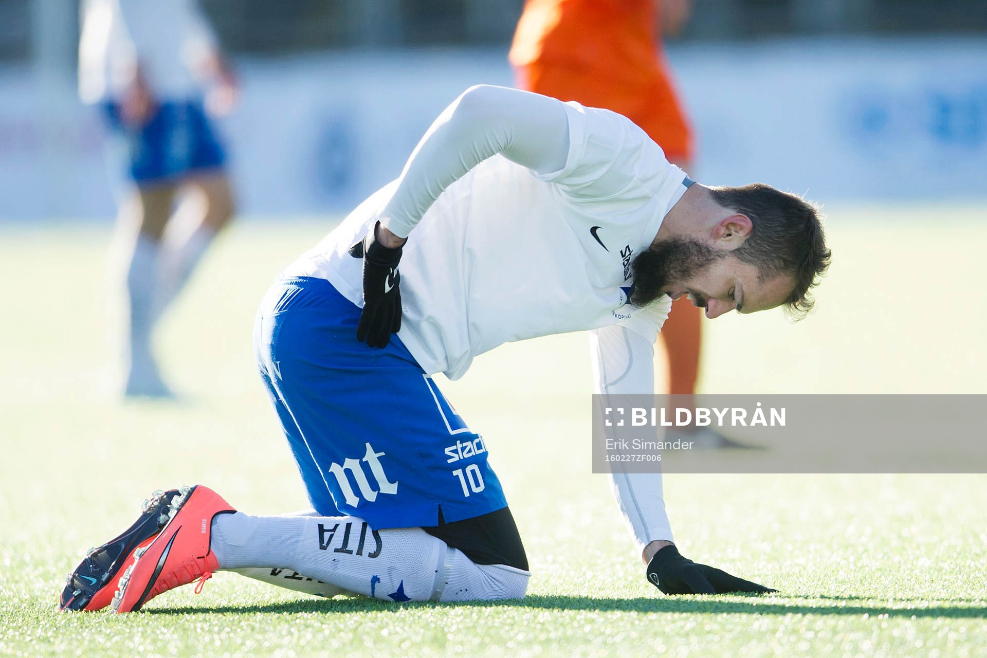 Norrköpings Emir Kujovic får sig en smäll