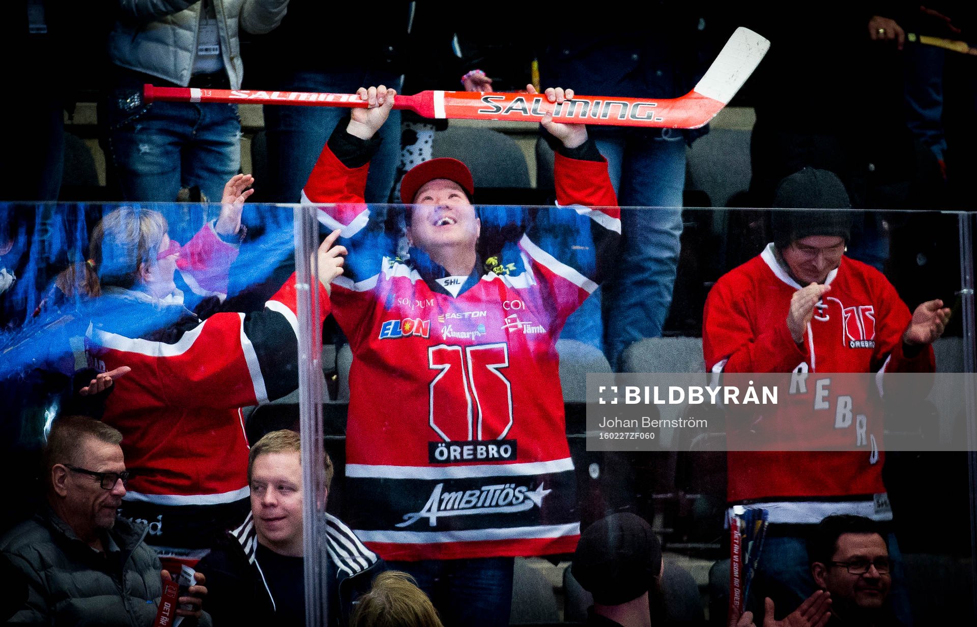 En supporter fångar Örebros målvakt Julius Hudacek