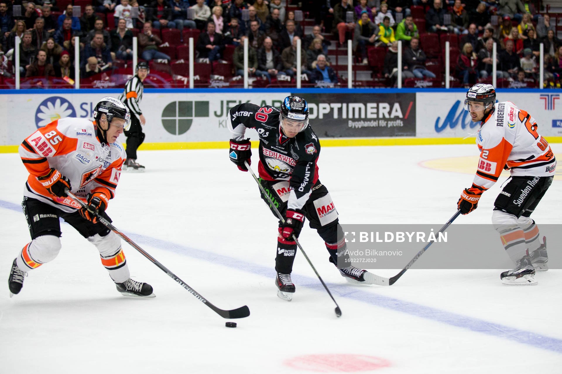 Malmö Redhawks Henrik Hetta mellan Karlskronas Toni