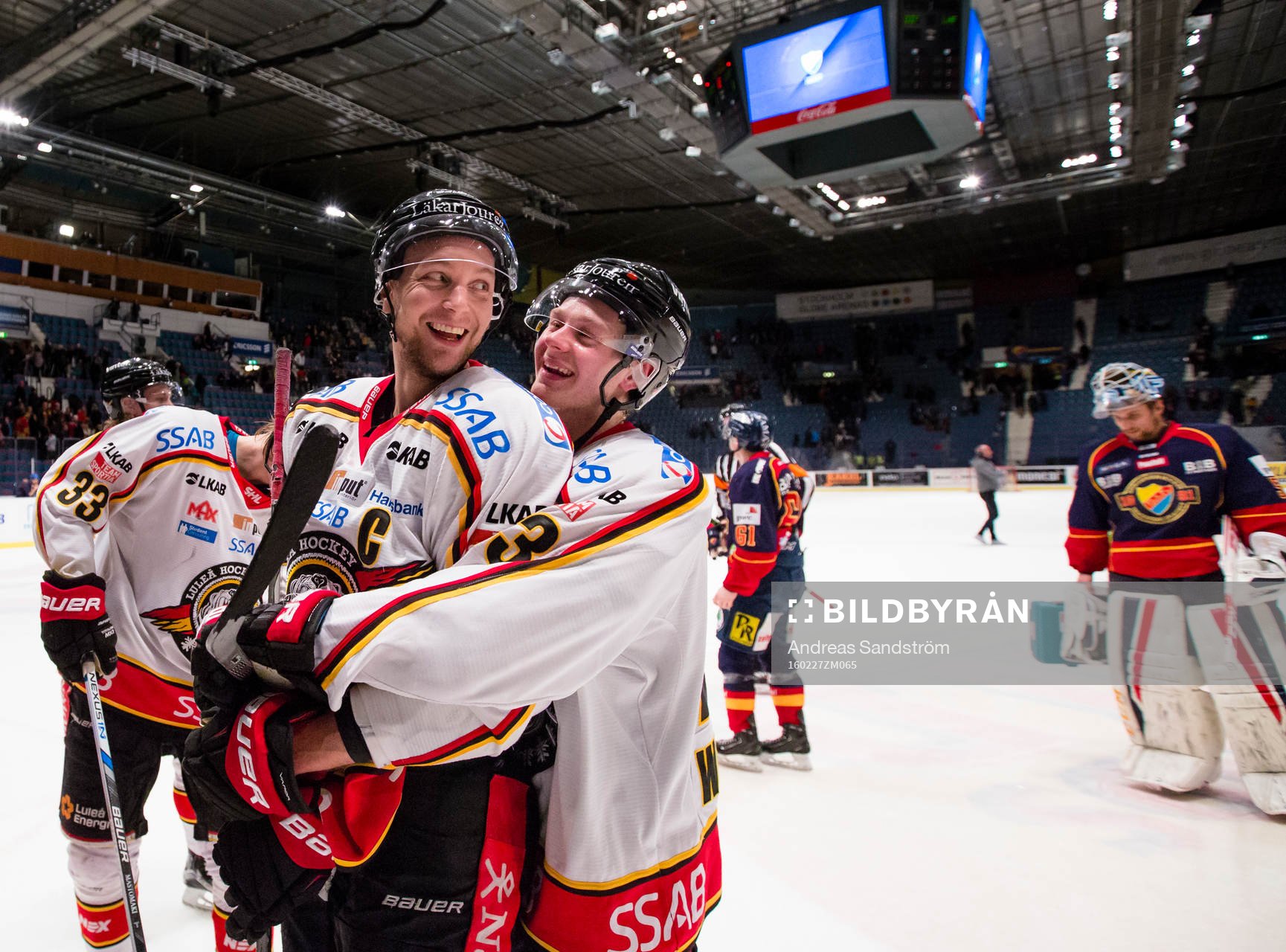 Luleås Johan Harju som satte avgörande straffen omfamnas