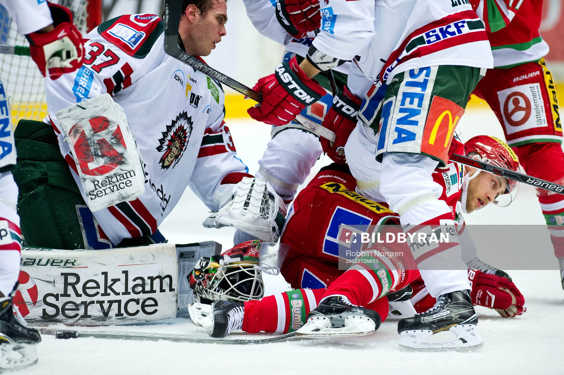 Frölundas målvakt Johan Gustafsson och Modos Ilari