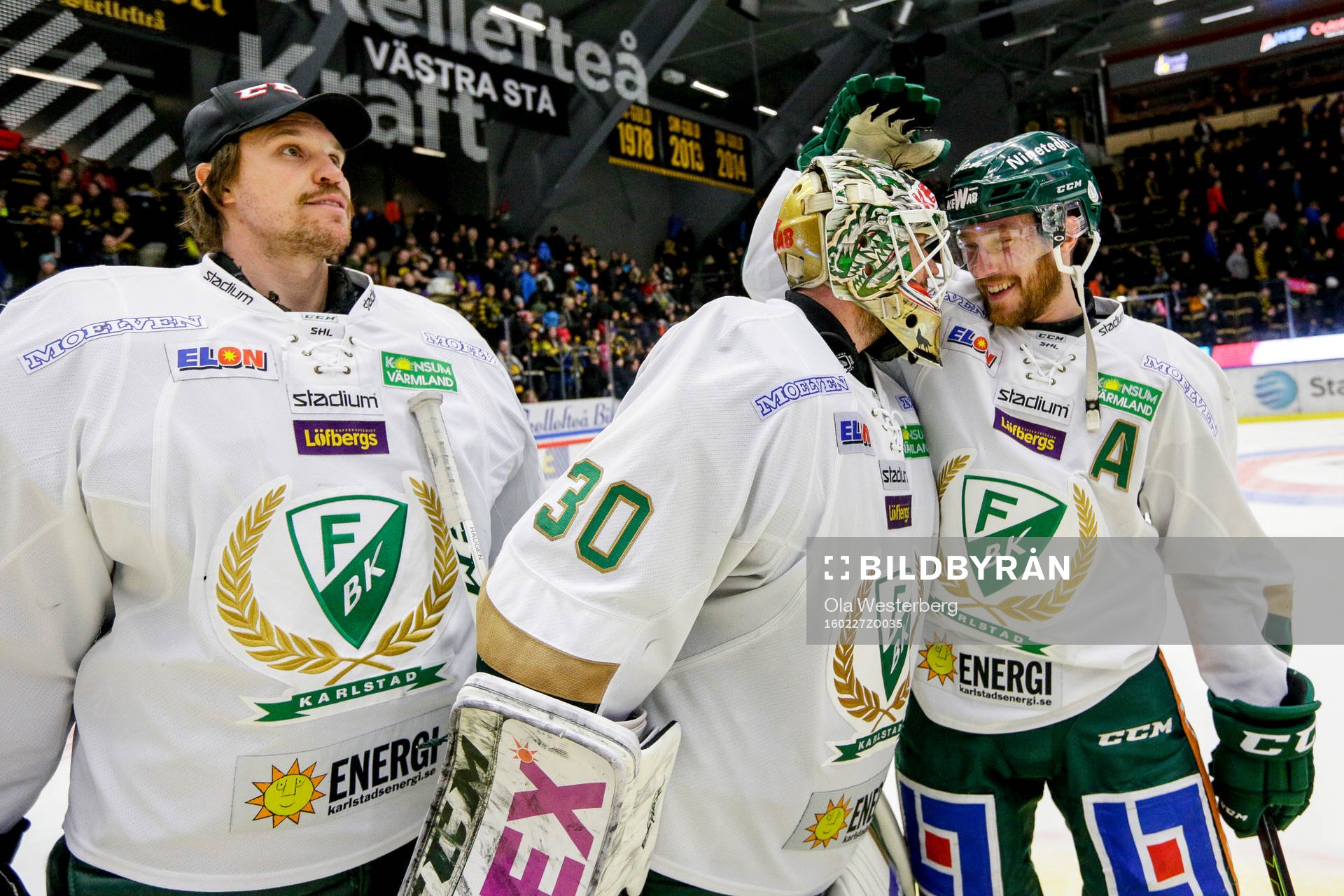 Färjestads målvakt Lars Haugen och Linus Persson och