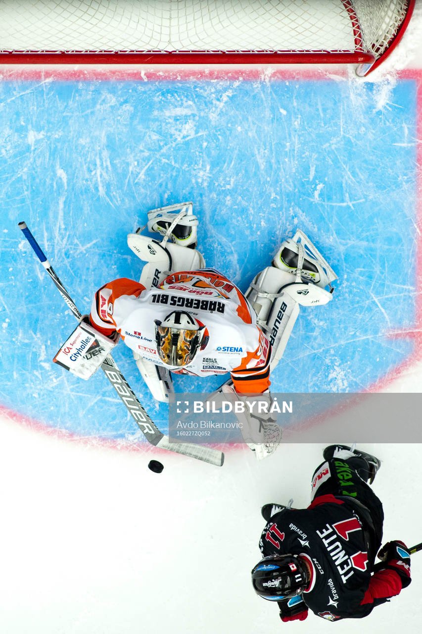 Malmö Redhawks Joey Tenute framför Karlskronas målvakt