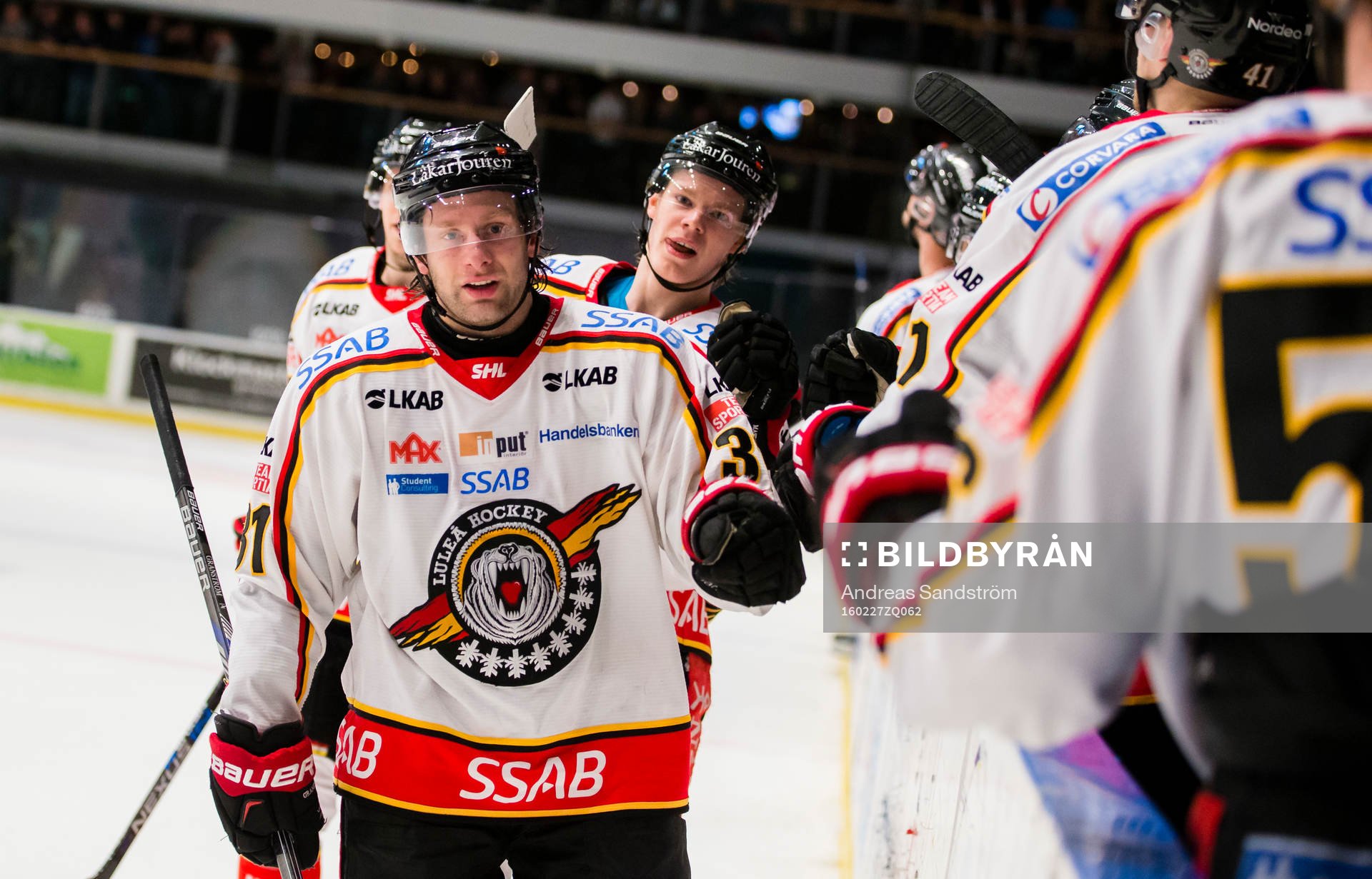 Luleås Jonathan Granström gör 1-1 och gratuleras av