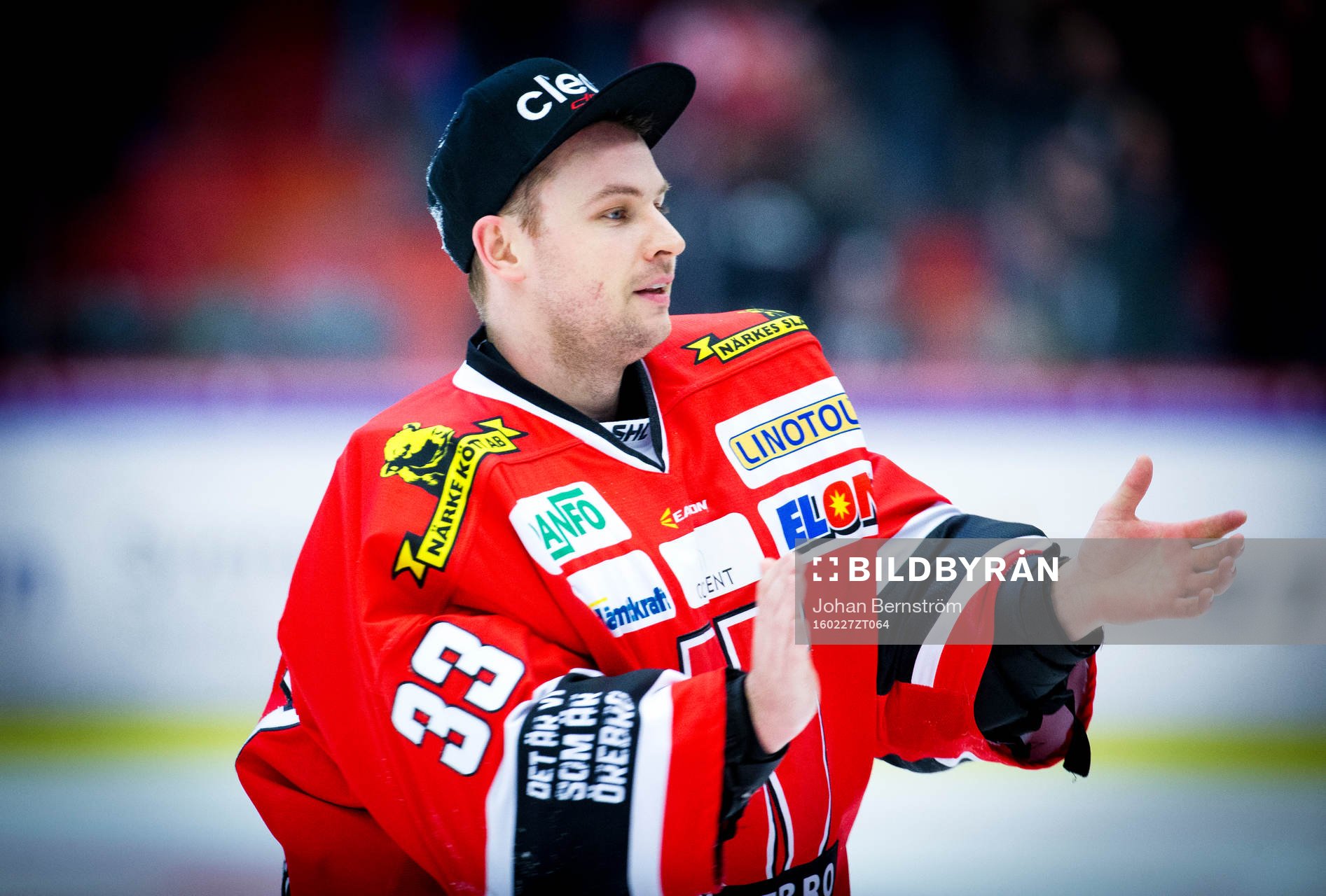 Örebros målvakt Julius Hudacek jublar