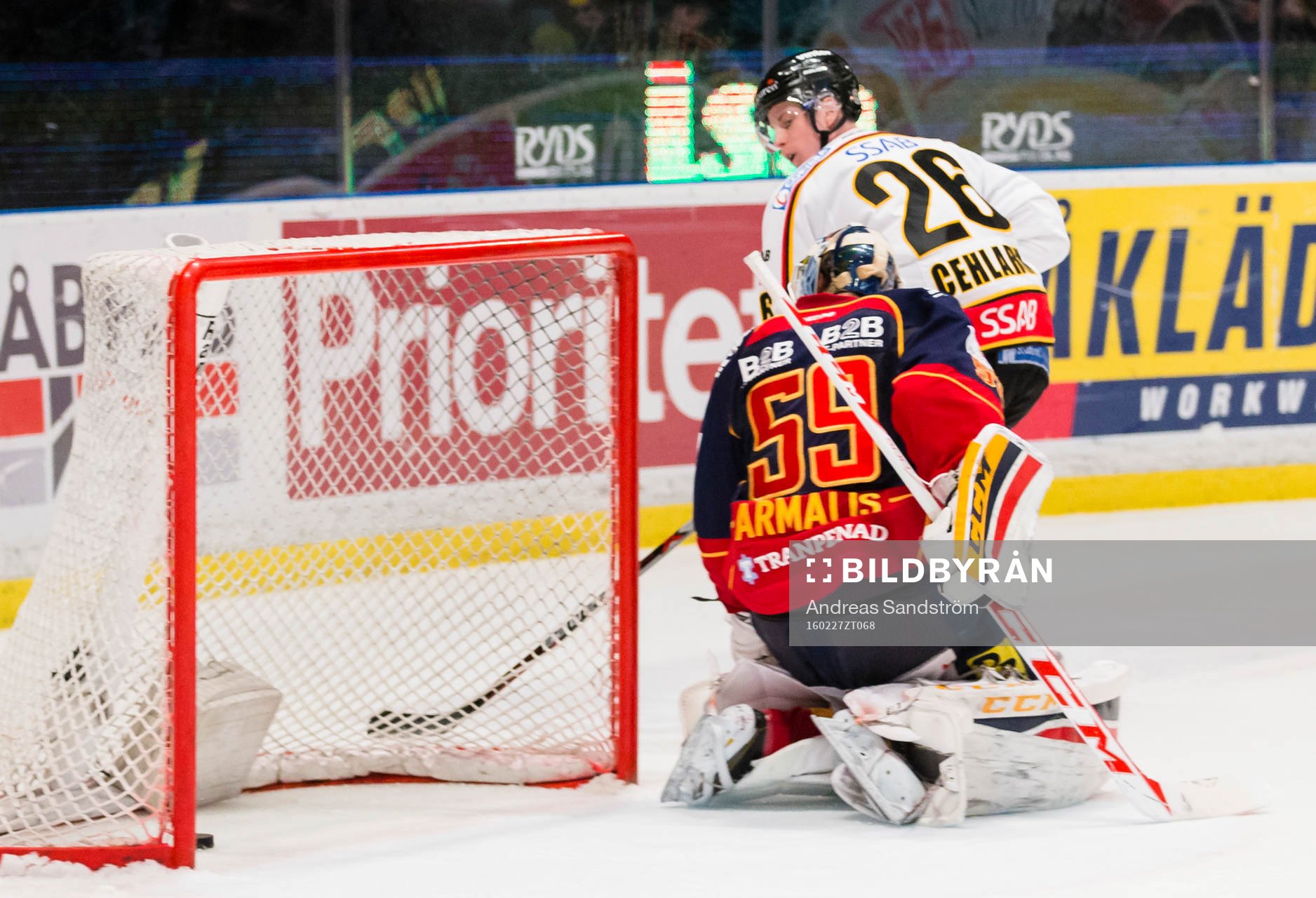 Luleås Peter Cehlarik sätter pucken bakom Djurgårdens