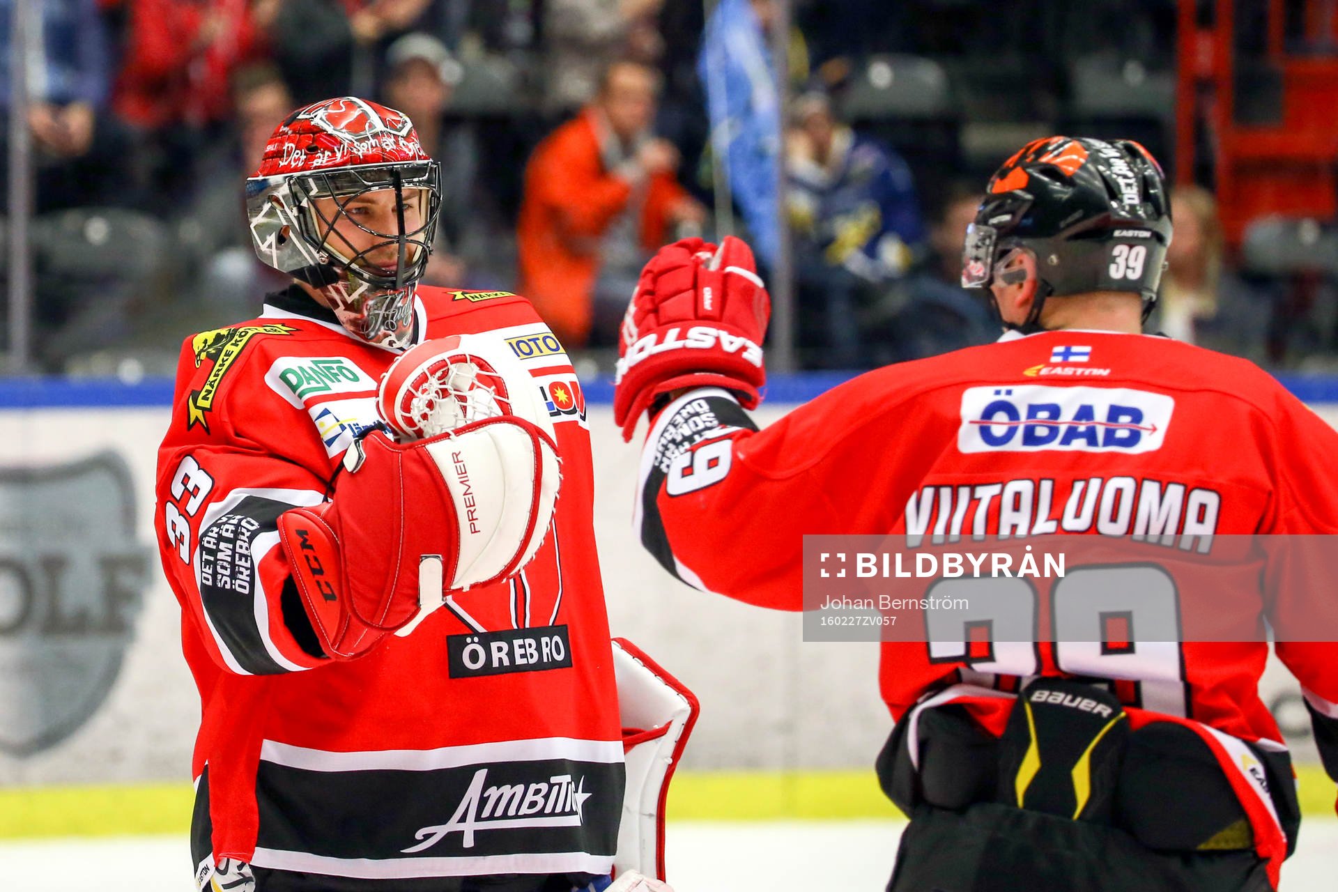 Örebros målvakt Julius Hudacek och Ville Viitaluoma jublar