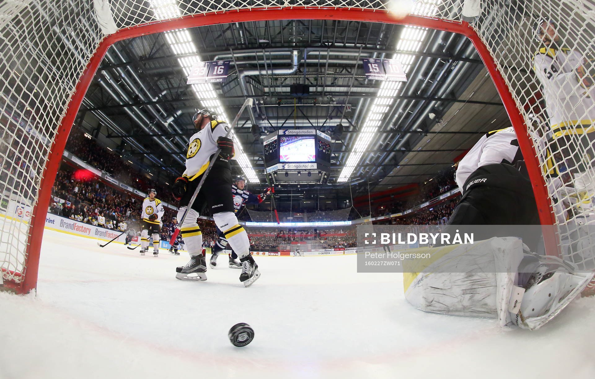 Mål 5-2 förbi Brynäs målvakt Felix Sandström