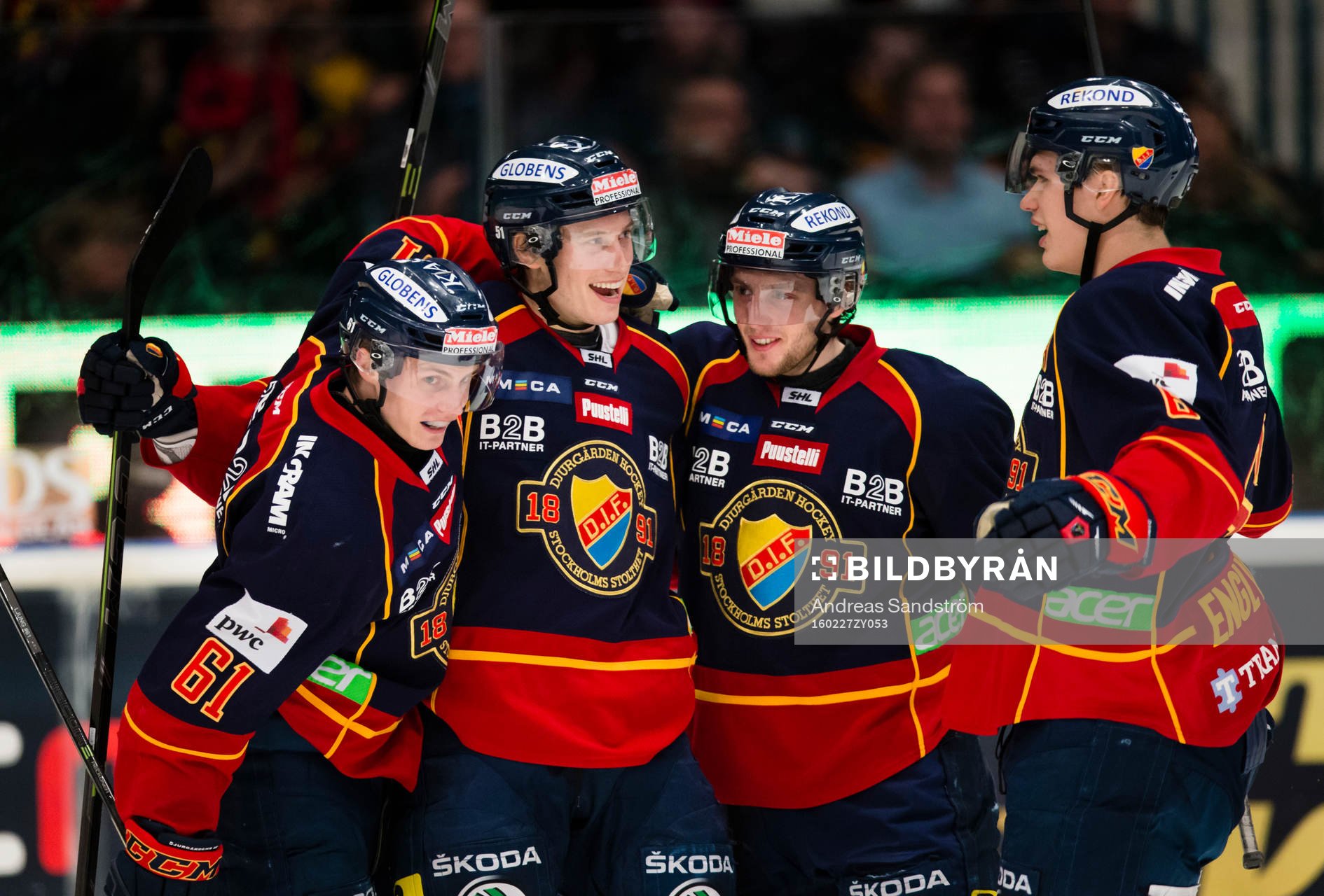a vänster) gör 1-0 och gratuleras av Markus Ljungh (v),