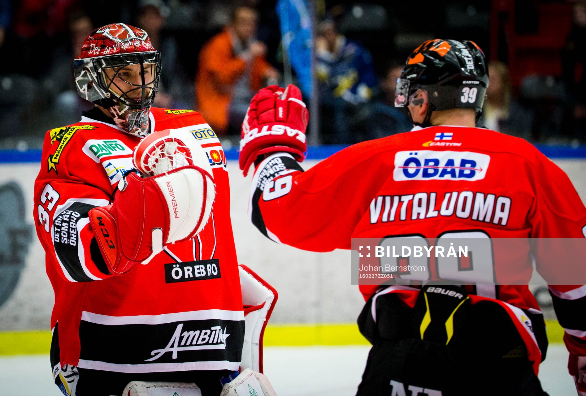 Örebros målvakt Julius Hudacek och Ville Viitaluoma jublar