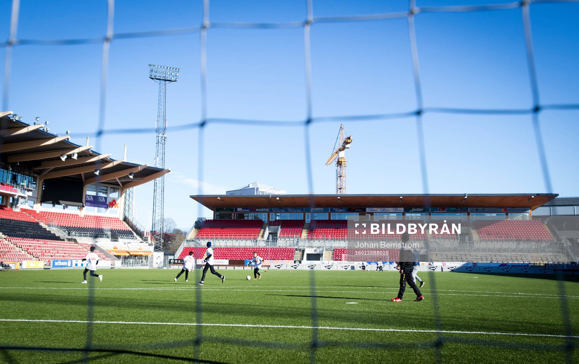 Några juniorer från Forward värmer upp