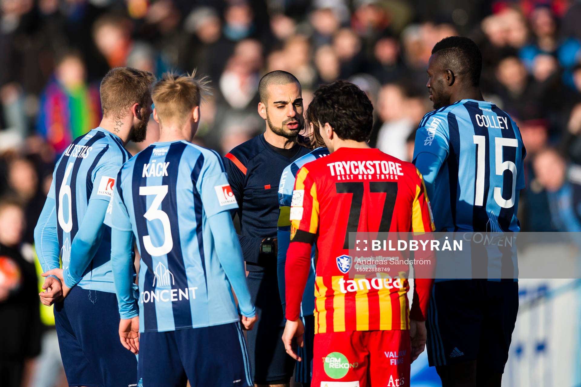 Domare Mohammed Al-Hakim diskuterar med Kevin Walker