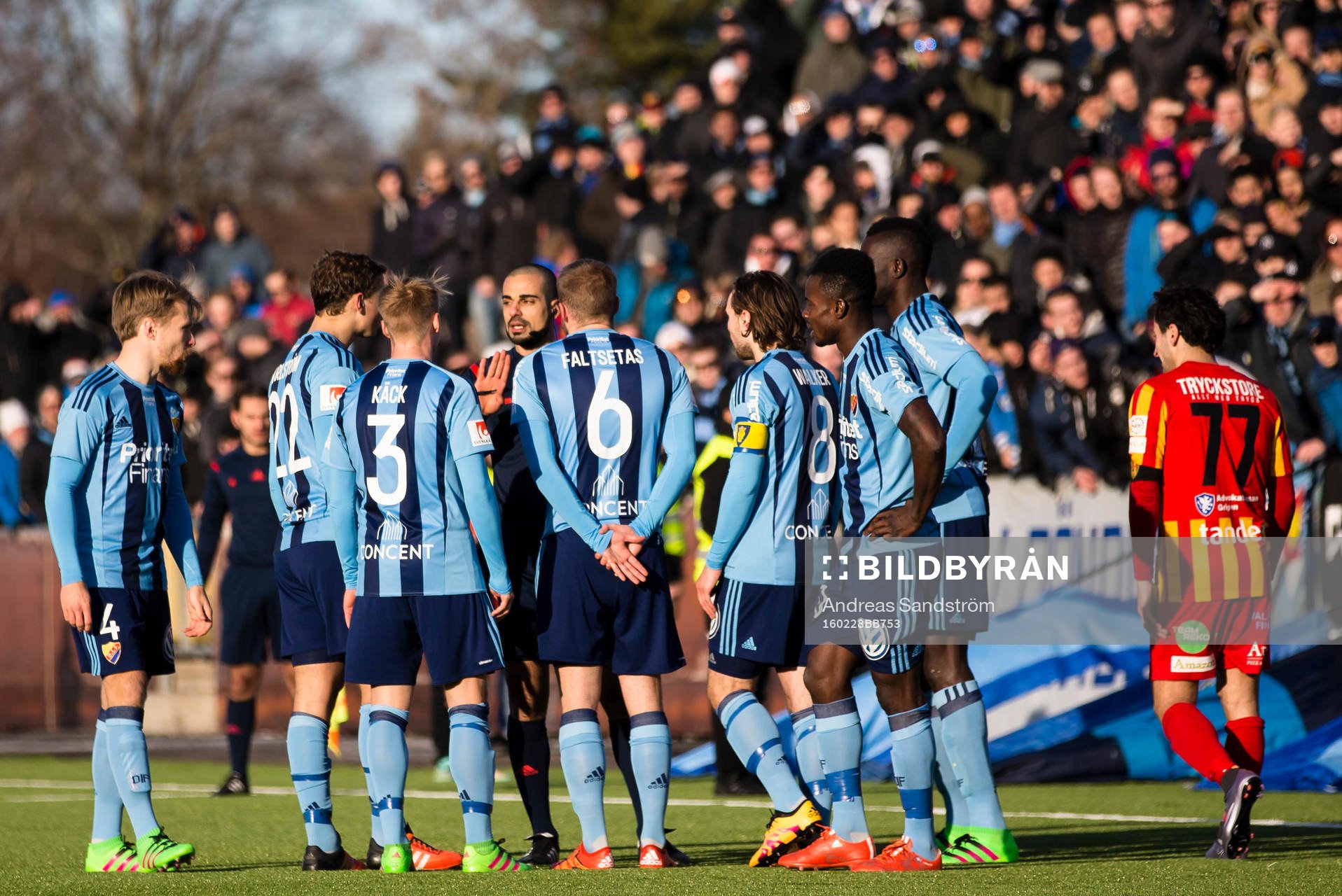 Domare Mohammed Al-Hakim diskuterar med Djurgårdens spelare
