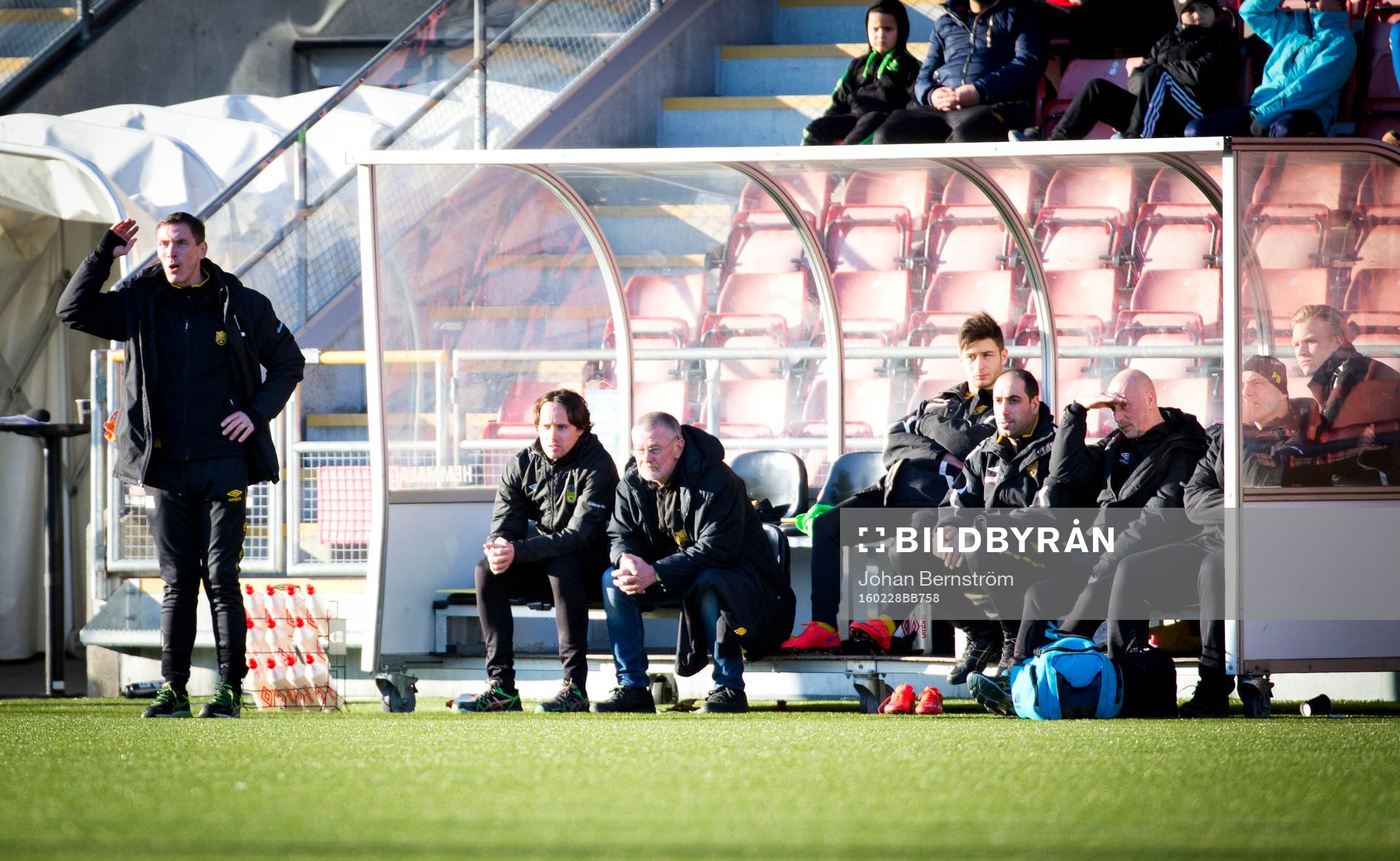 Deppigt på Forwards bänk med Forwards tränare Rickard