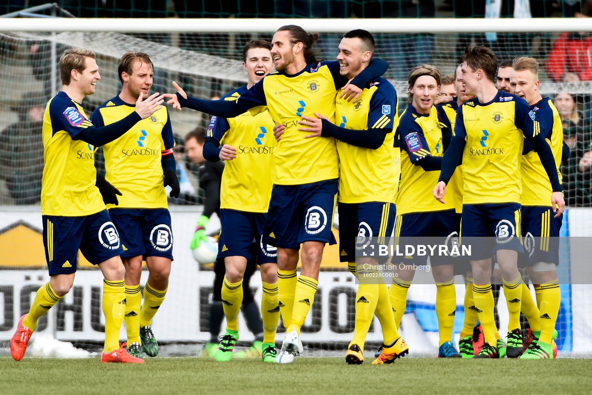Ängelholms Johan Eiswohld jublar med lagkamraterna efter 1-0 under fotbollsmatchen i Svenska Cupen mellan Ängelholm och Malmö FF den 28 februari 2016 i Malmö.
