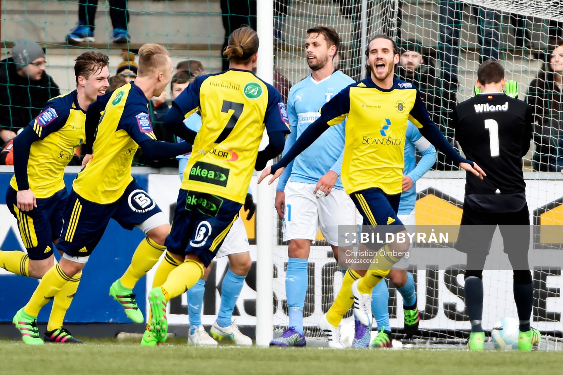 Ängelholms Johan Eiswohld jublar med lagkamraterna