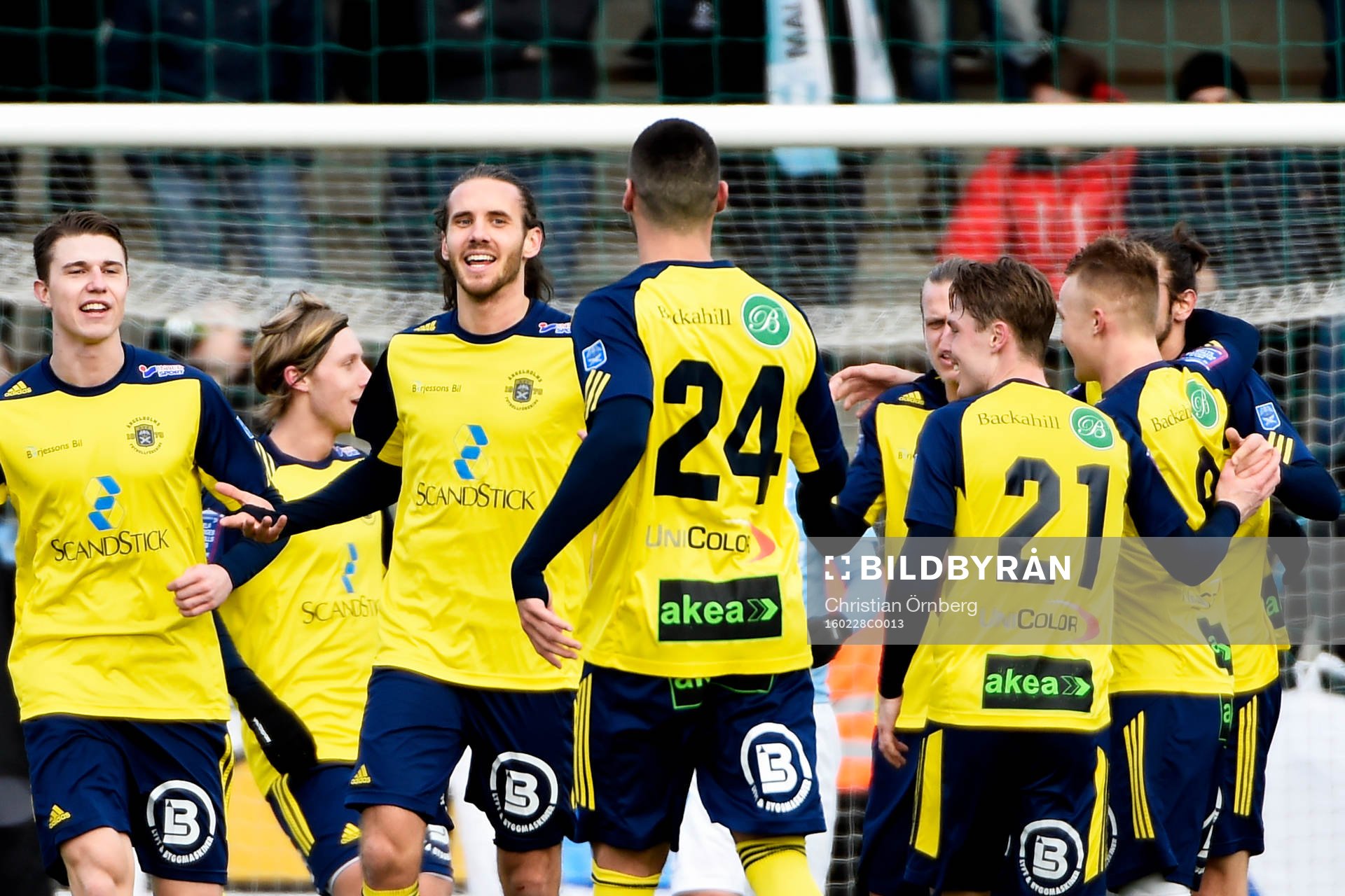 Ängelholms Johan Eiswohld jublar med lagkamraterna