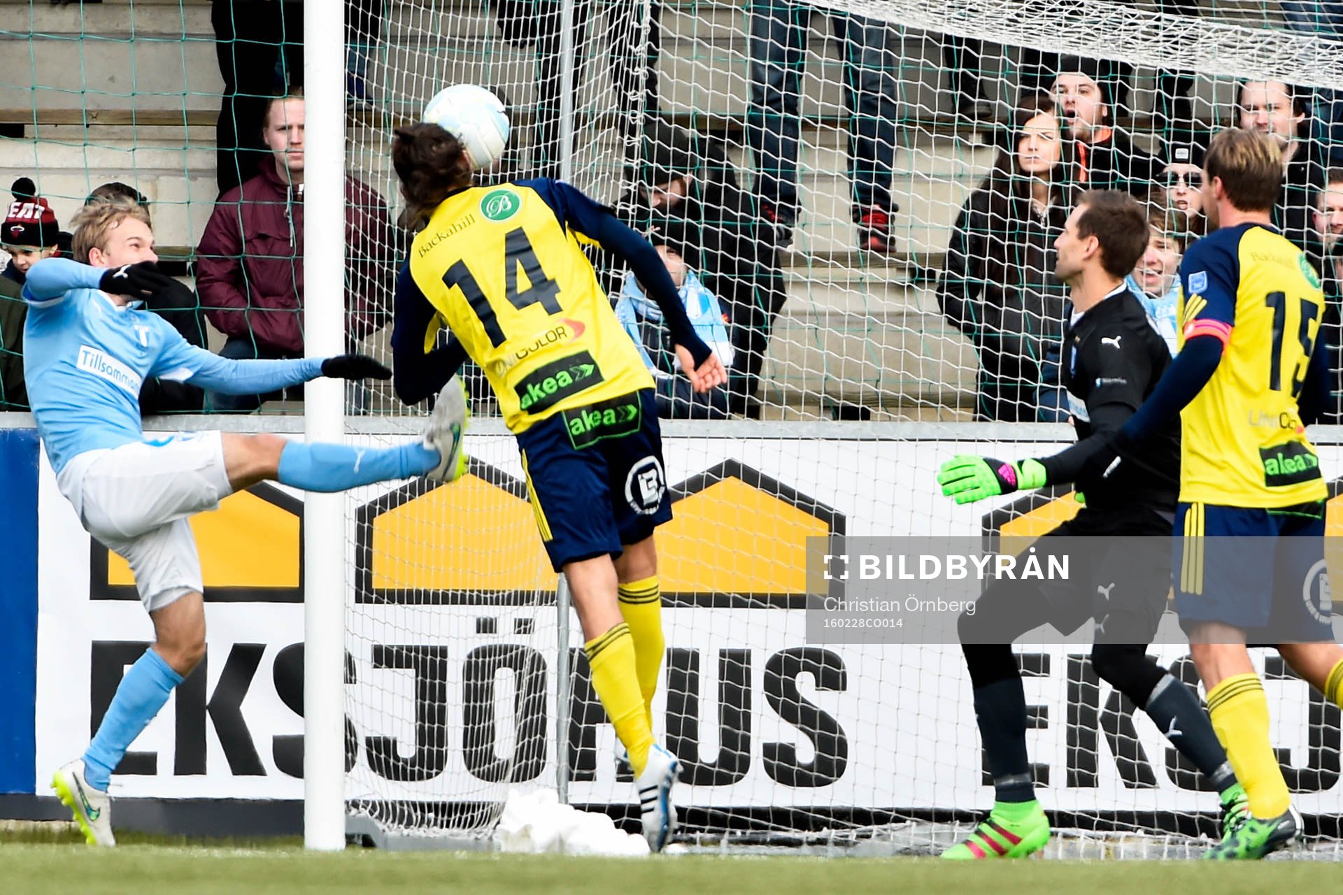 Malmö FFs Oscar Lewicki försöker hindra Ängelholms