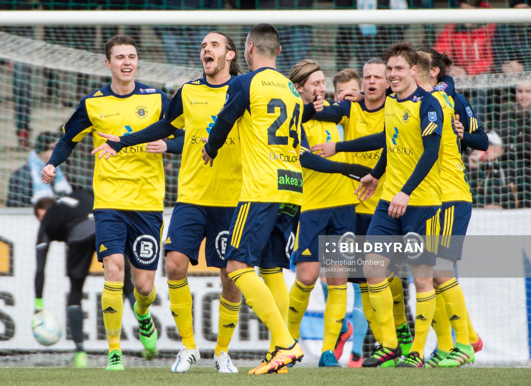 Ängelholms Johan Eiswohld gör 1-0 och jublar med