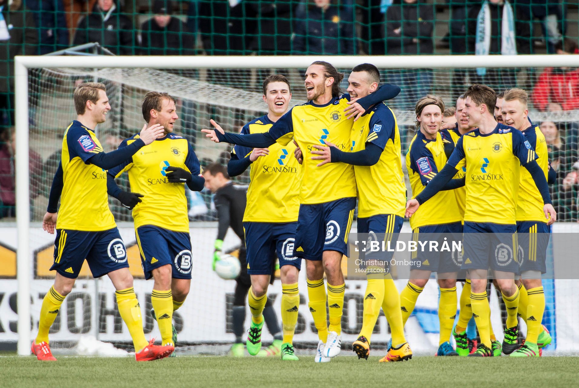 Ängelholms Johan Eiswohld gör 1-0 och jublar med