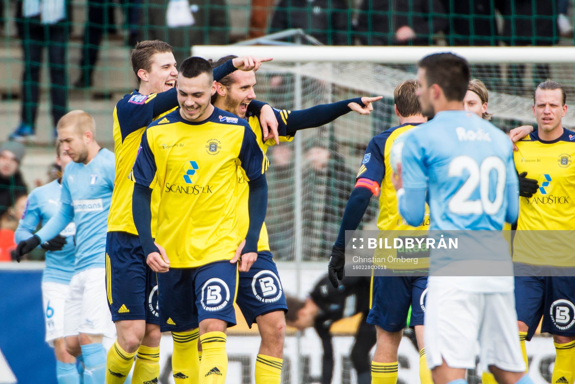 Ängelholms Johan Eiswohld gör 1-0 och jublar med