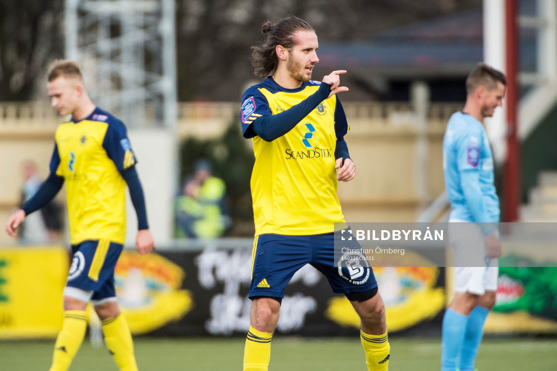 Ängelholms Johan Eiswohld gör 1-0 och jublar med