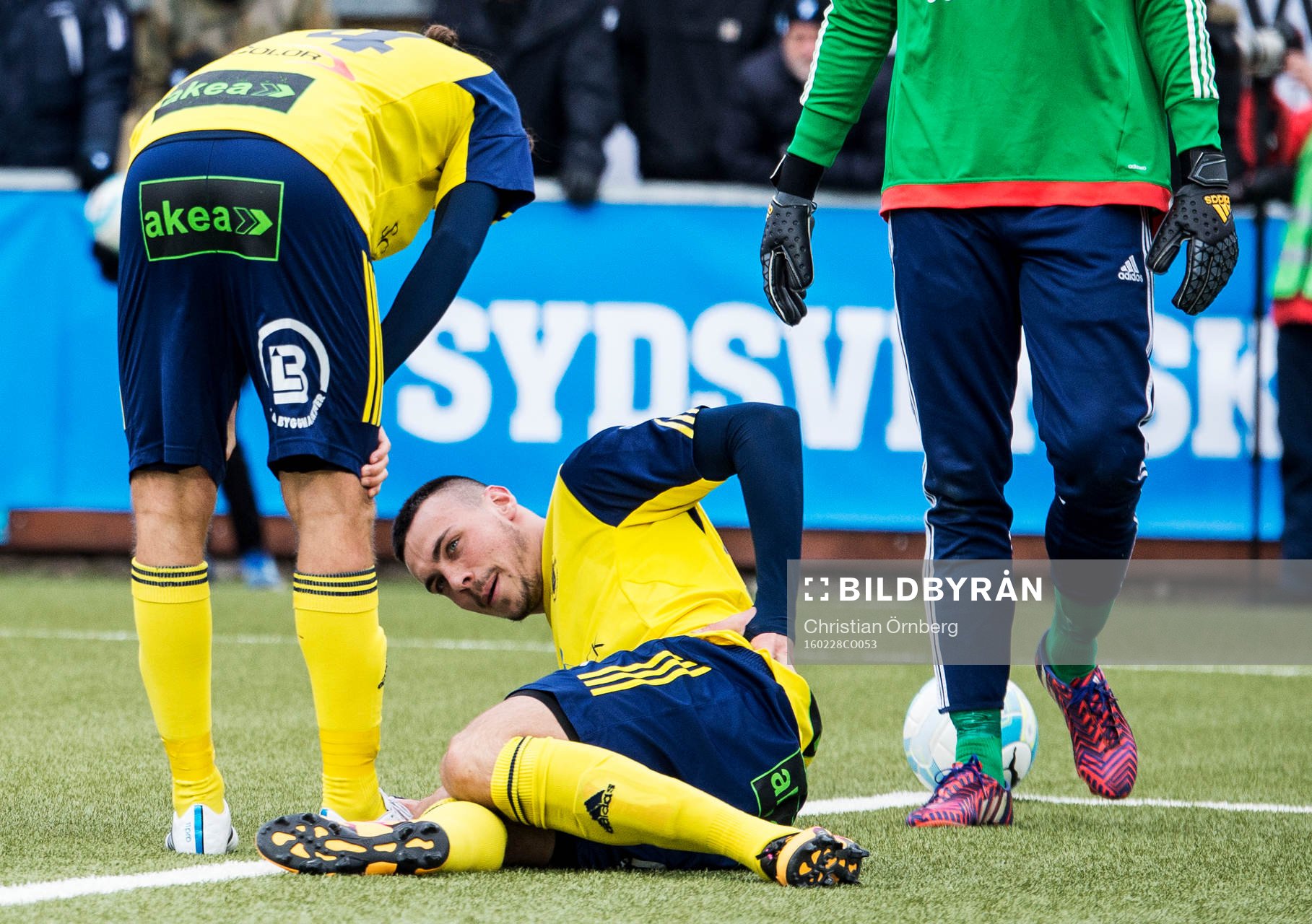 Ängelholms Johan Eiswohld tittar till Dennis Stojanovic