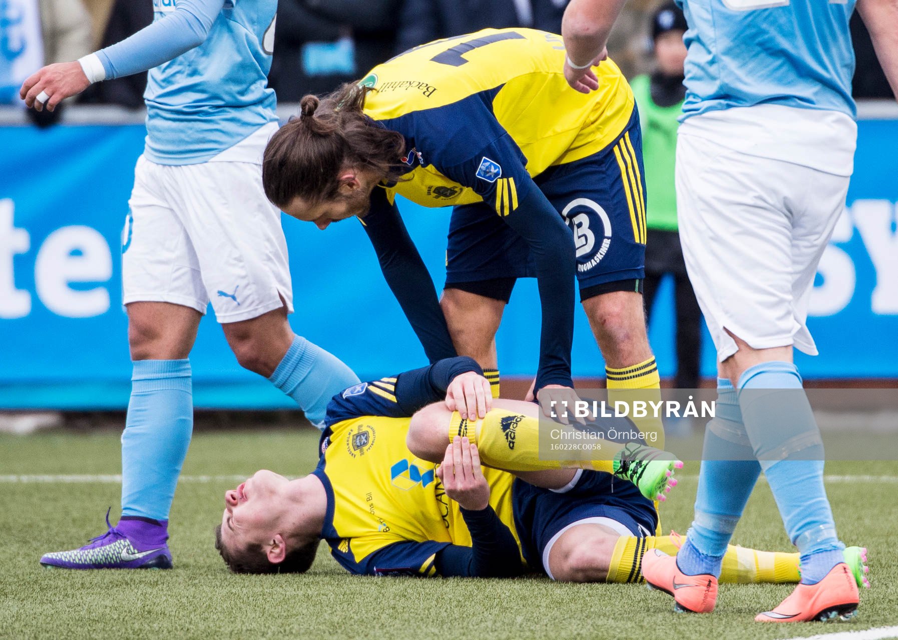Ängelholms Johan Eiswohld tittar till Fredrik Lundgren som