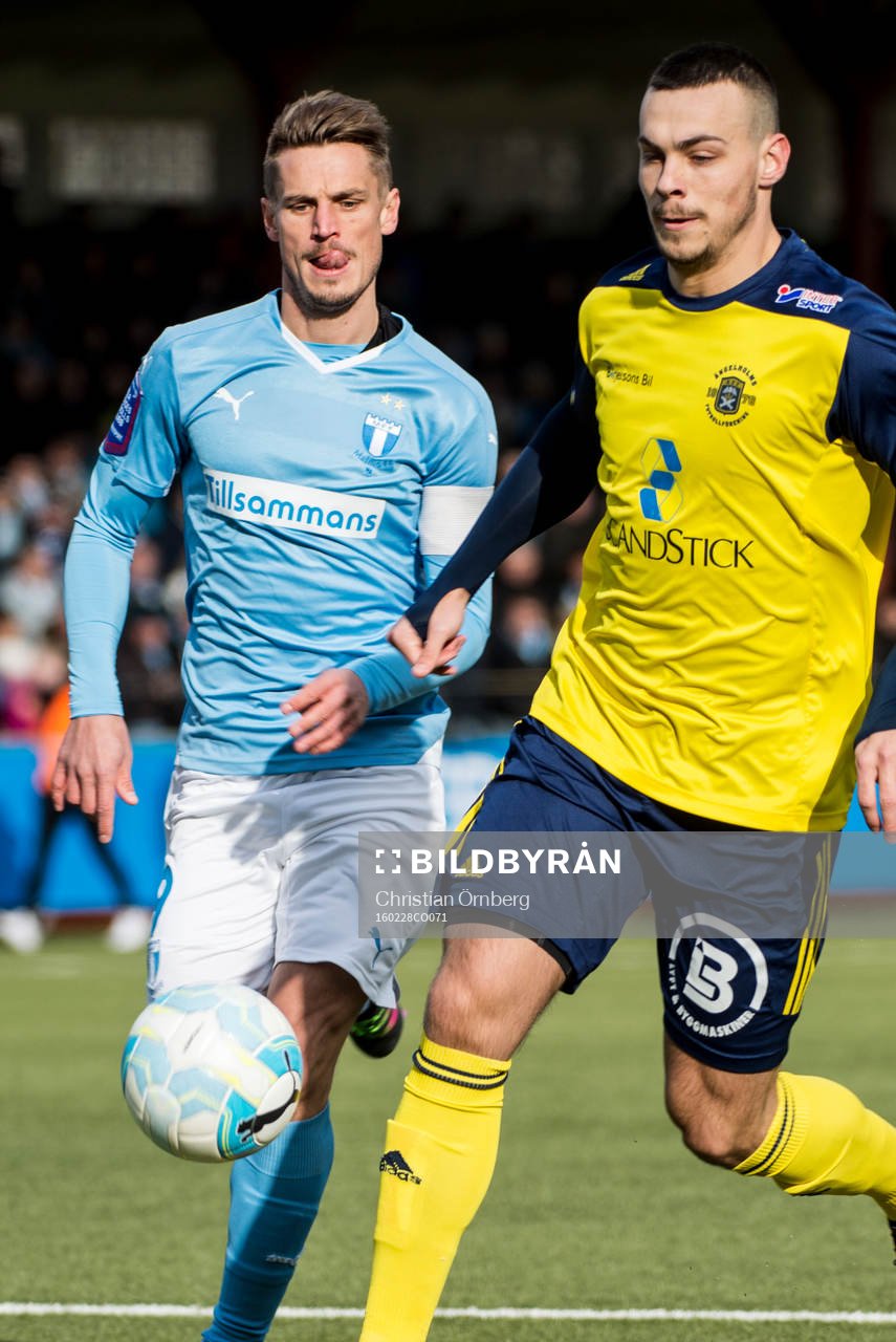 Malmö FFs Markus Rosenberg i närkam mot Ängelholms