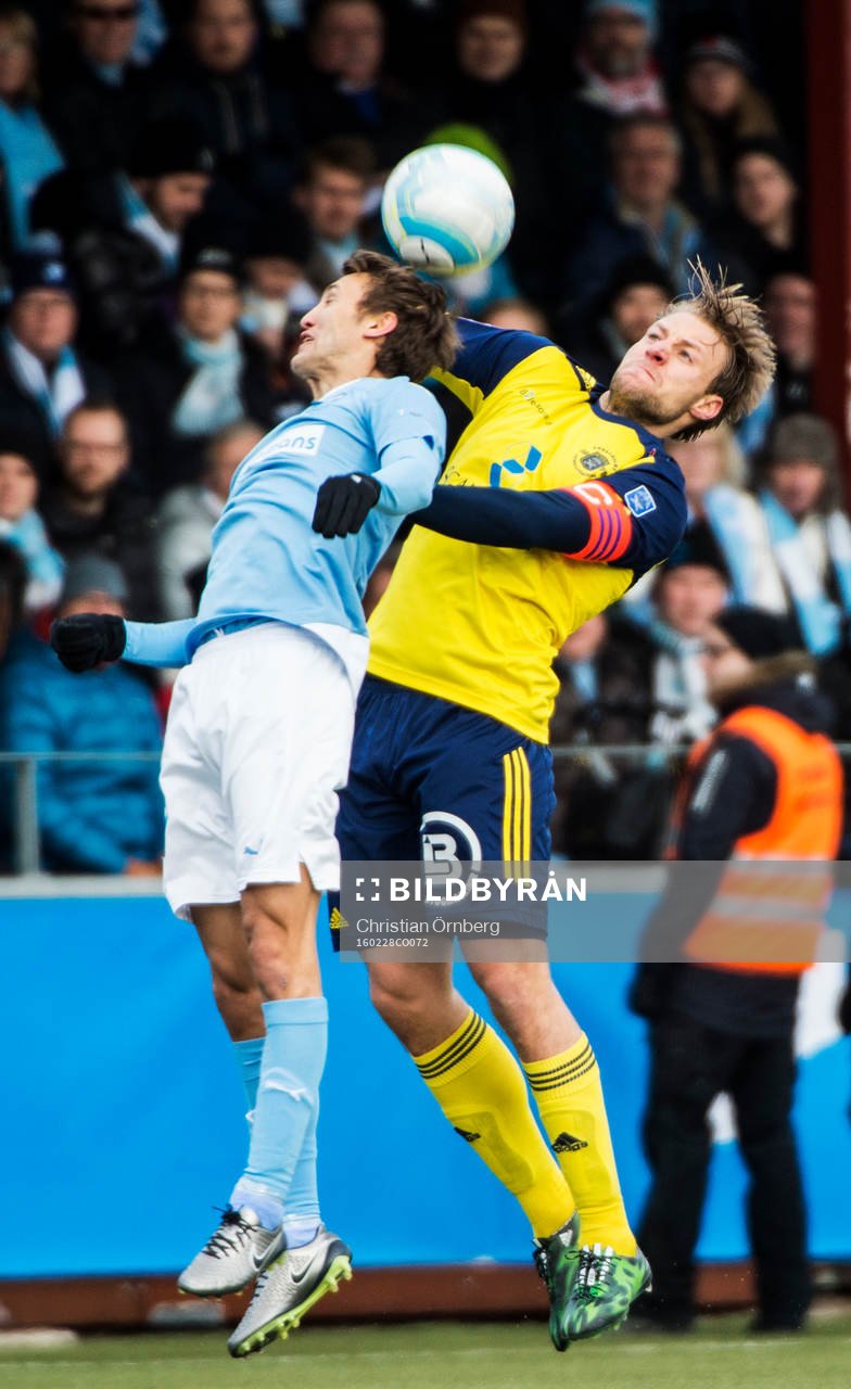 Malmö FFs Magnus Wolff Eikrem i närkamp med Ängelholms Fredrik Karlsson under fotbollsmatchen i Svenska Cupen mellan Ängelholms och Malmö FF den 28 februari 2016 i Malmö.