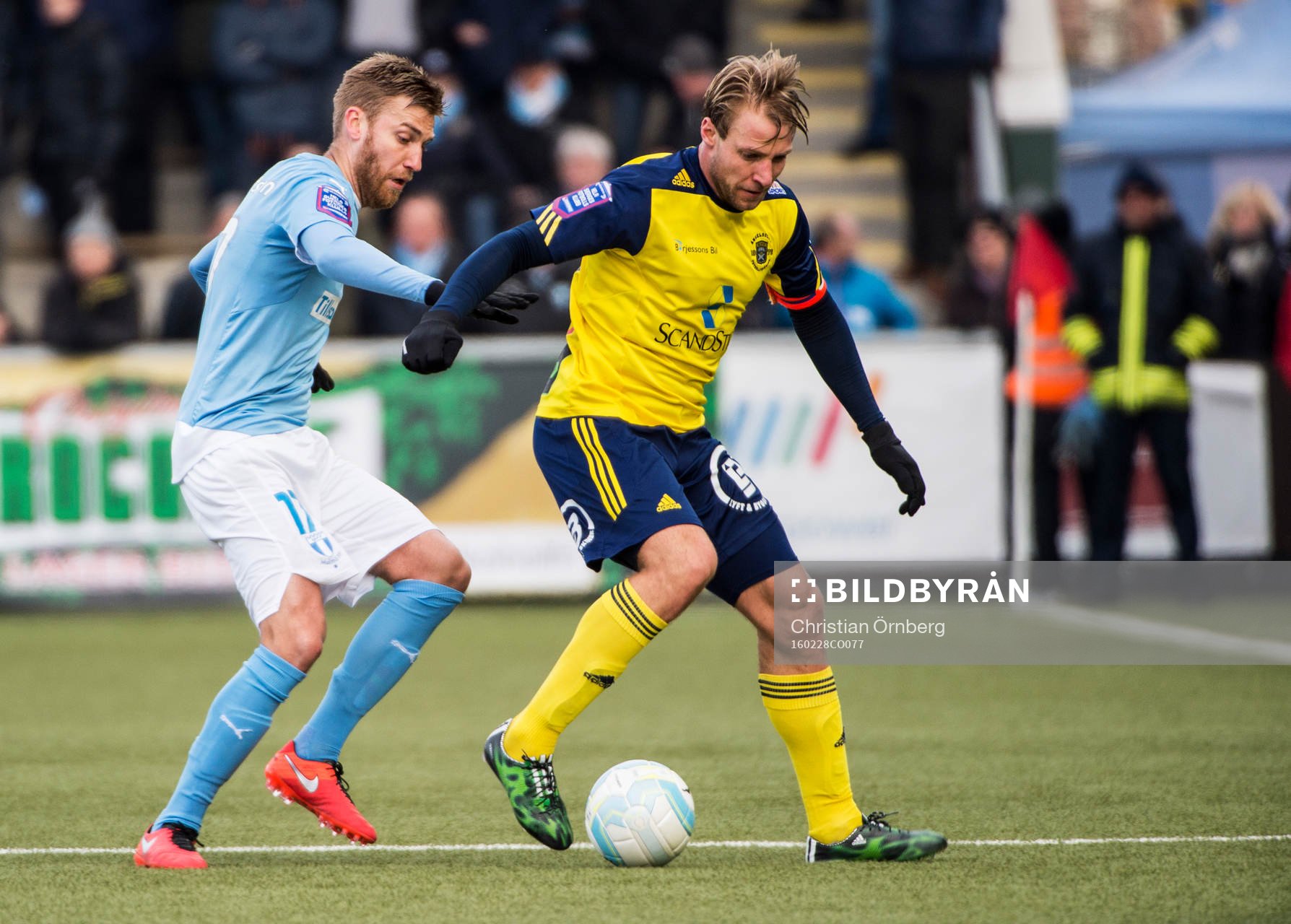 Ängelholms Fredrik Karlsson mot Malmö FFs Rasmus Bengtsson