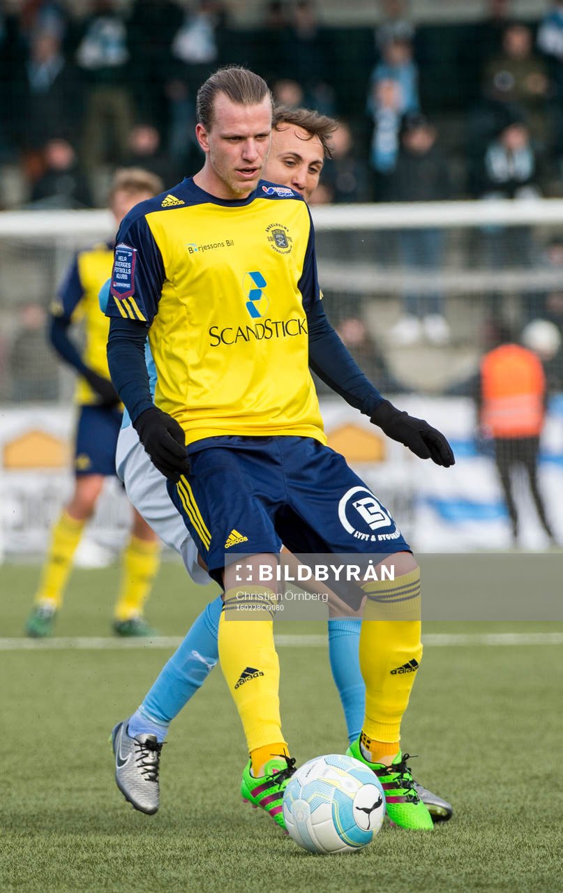Ängelholms Sebastian Carlsen mot Malmö FFs Magnus Wolff