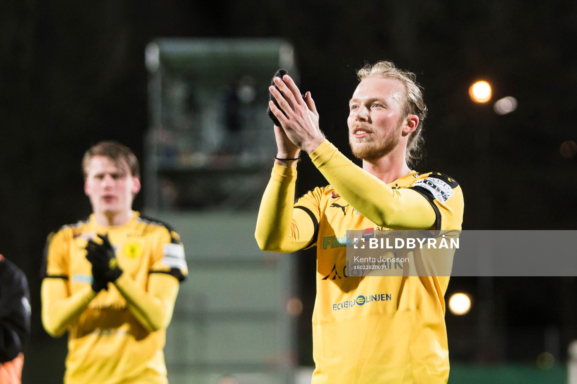 Frejs Pontus Åsbrink applåderar publiken
