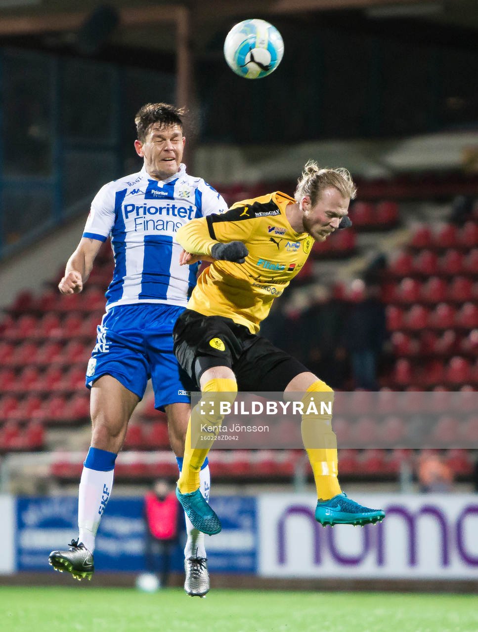 IFK Göteborgs Mads Winther Albaek i en duell med Frejs