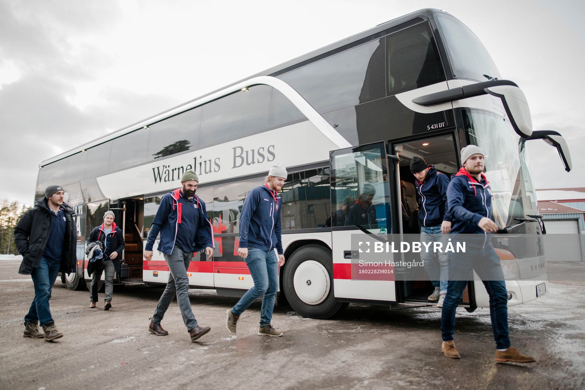 Linköpings spelare anländer med buss till arenan före