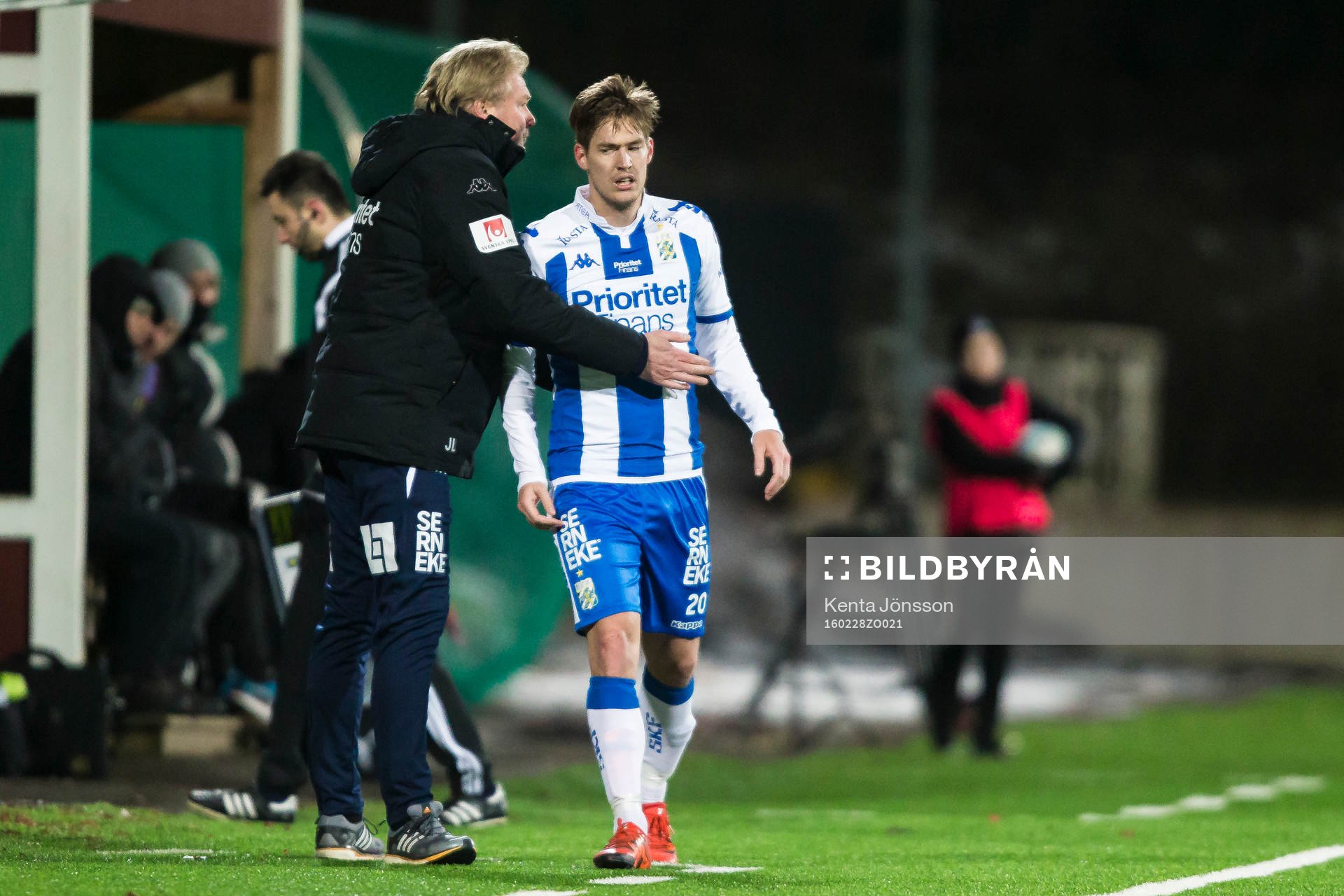 IFK Göteborgs Victor Sköld klappas om av tränare Jörgen