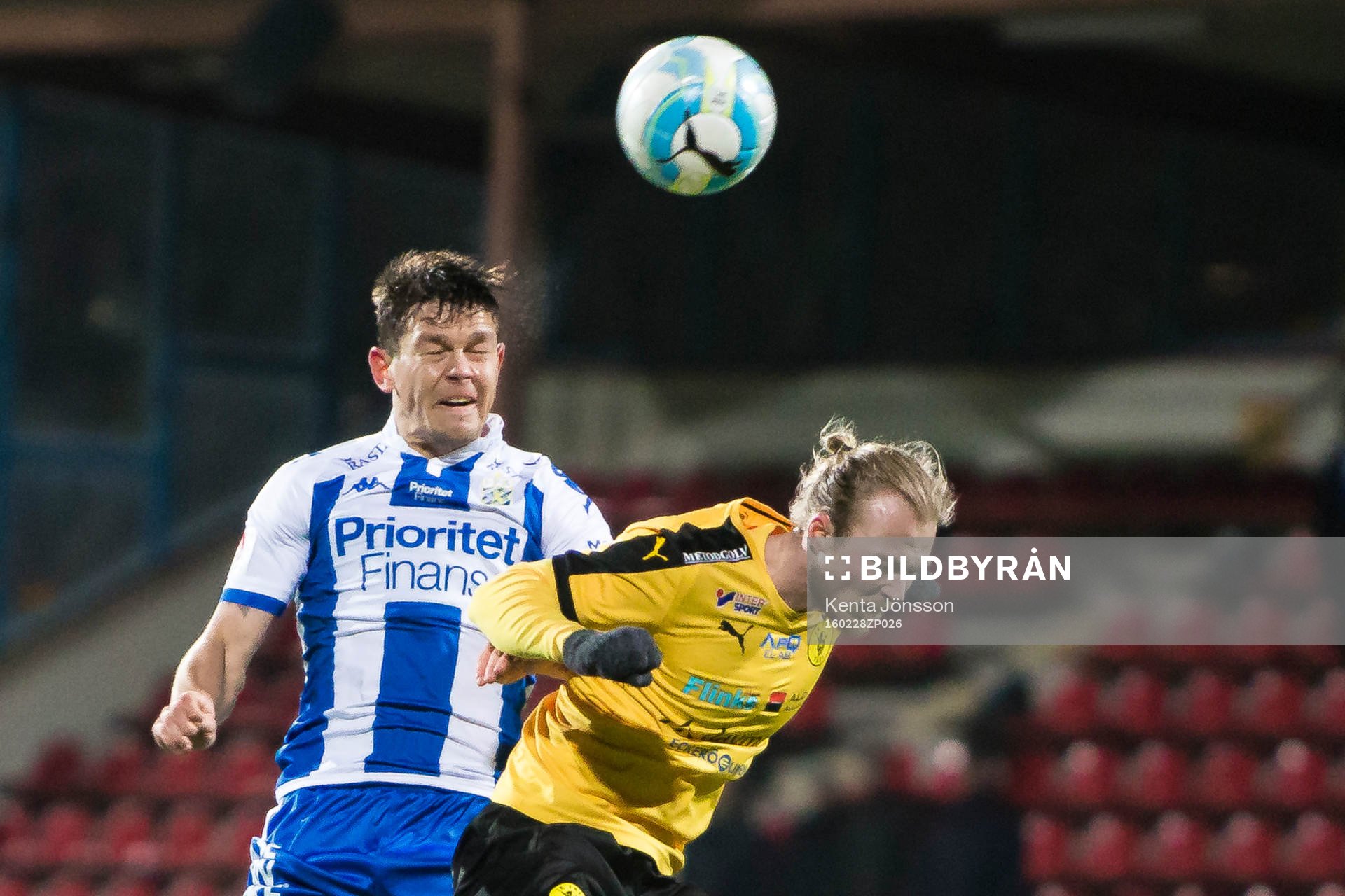 IFK Göteborgs Mads Winther Albaek i en duell med Frejs