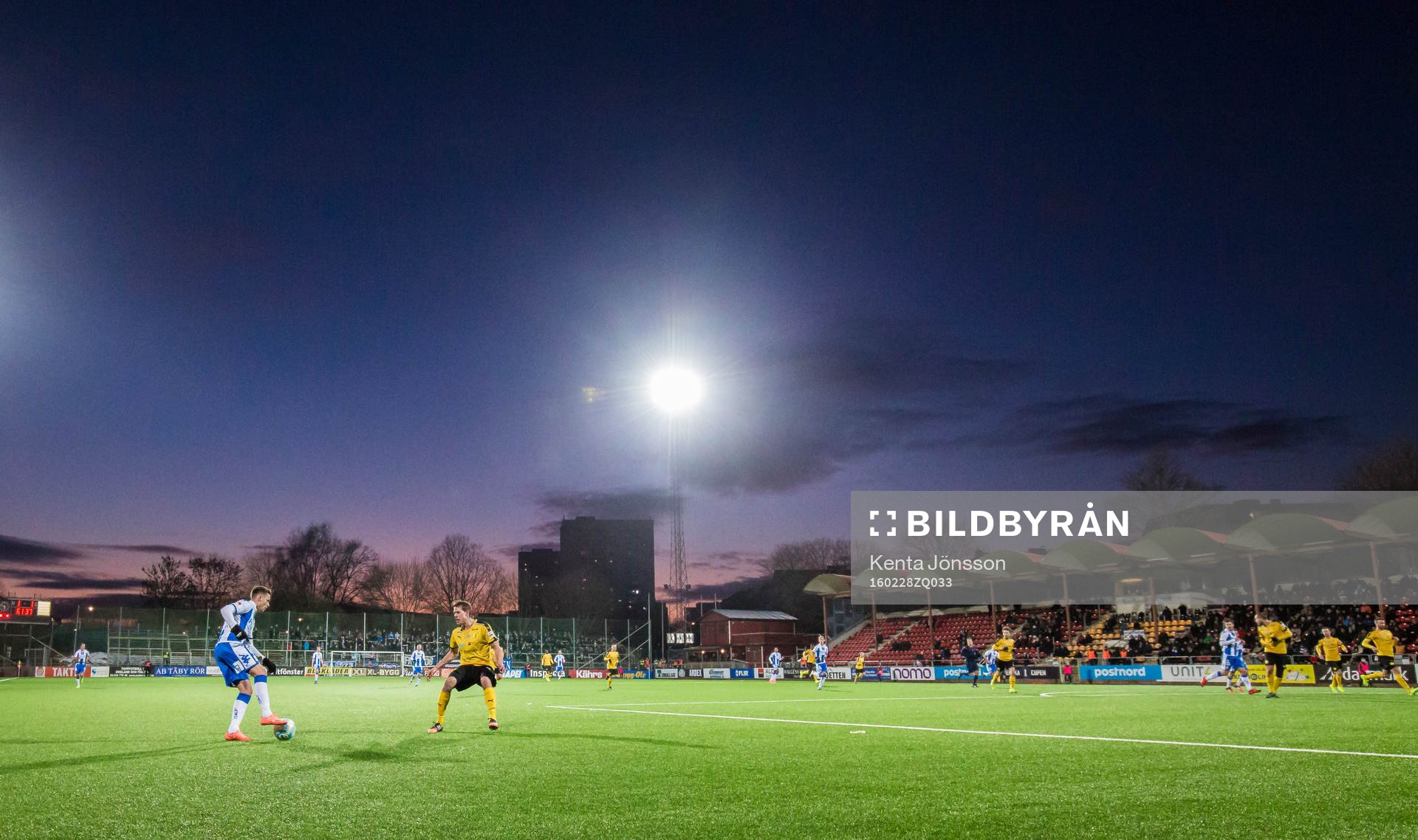 Vy över Skytteholms IP i solnedgång