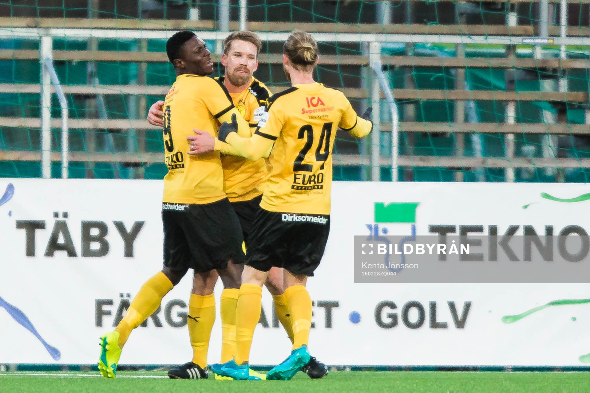 Frejs Joakim Runnemo jublar med Oke Akopoveta och Pontus