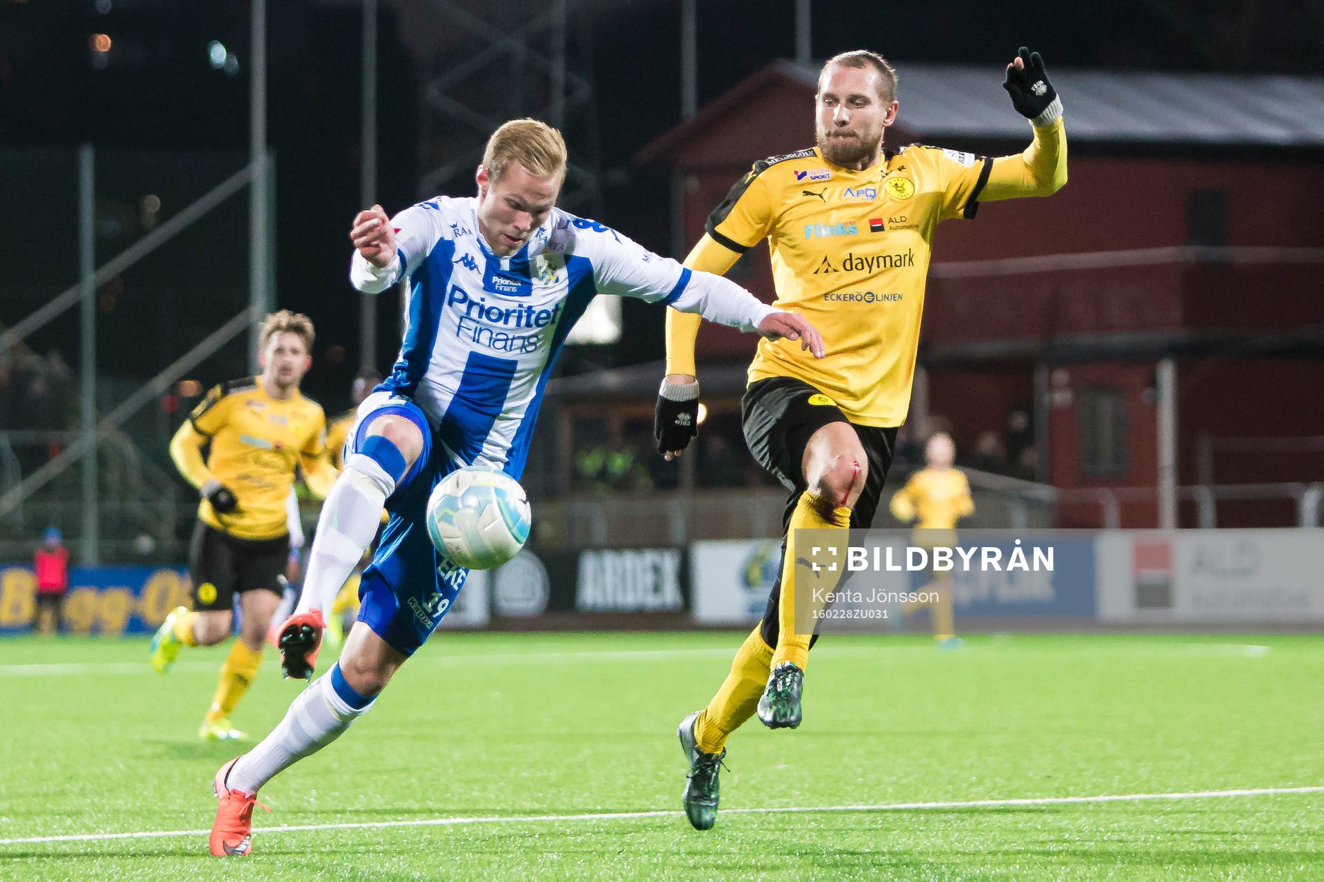 IFK Göteborgs Gustav Engvall i kamp om bollen med Frejs