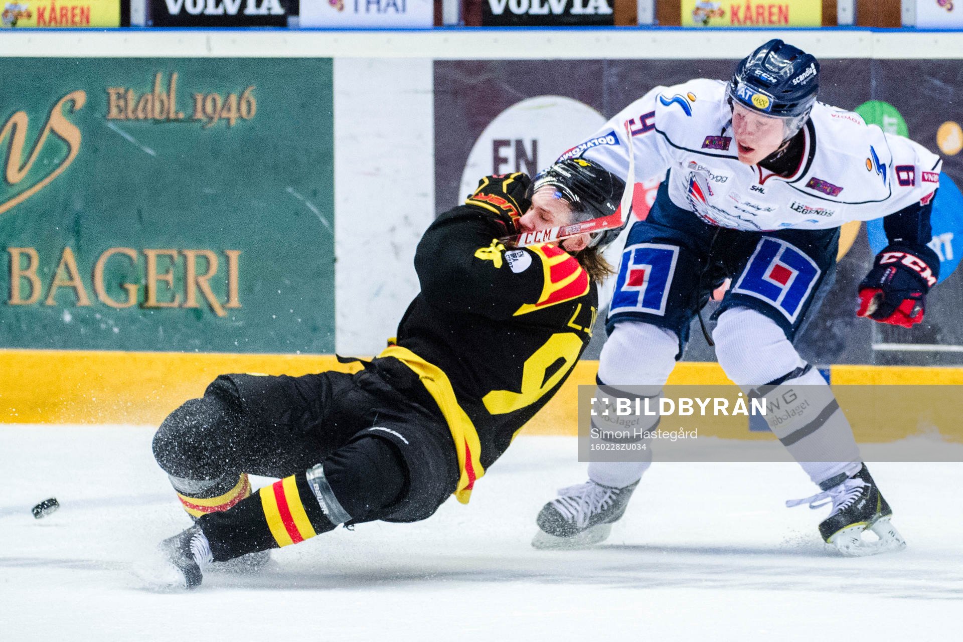 Linköpings Anton Karlsson och Brynäs Oskar Lindblom i en