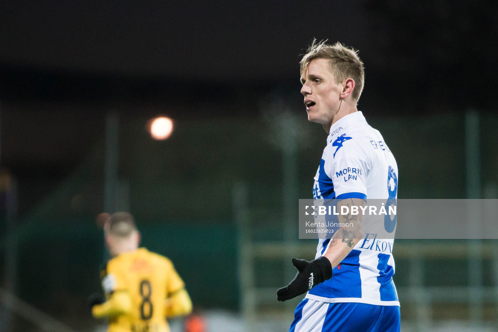 IFK Göteborgs Sören Rieks slår ut med armarna