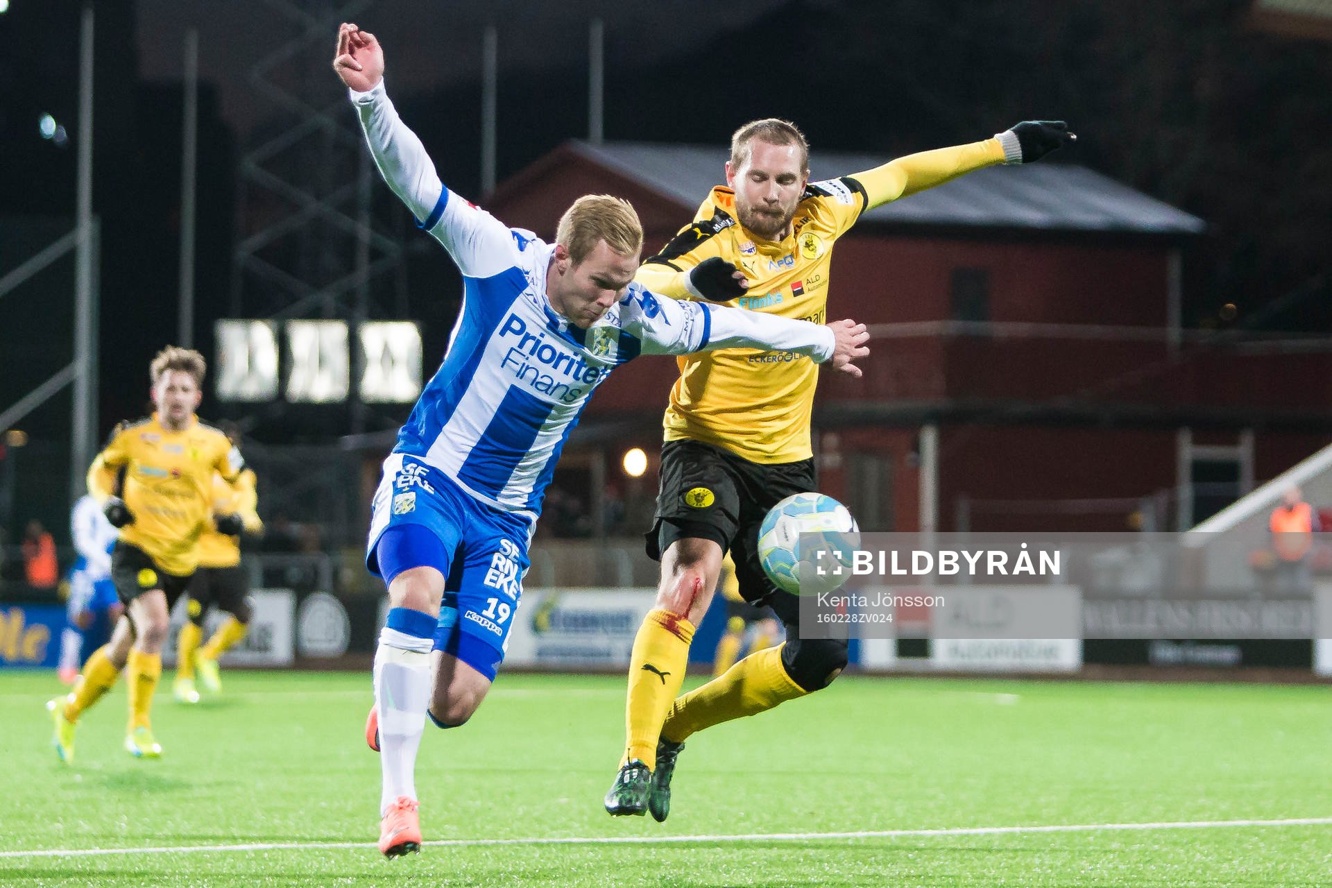 IFK Göteborgs Gustav Engvall i kamp om bollen med Frejs Richard Spong under fotbollsmatchen i Svenska Cupen mellan Frej och IFK Göteborg den 28 Februari 2016 i Solna.