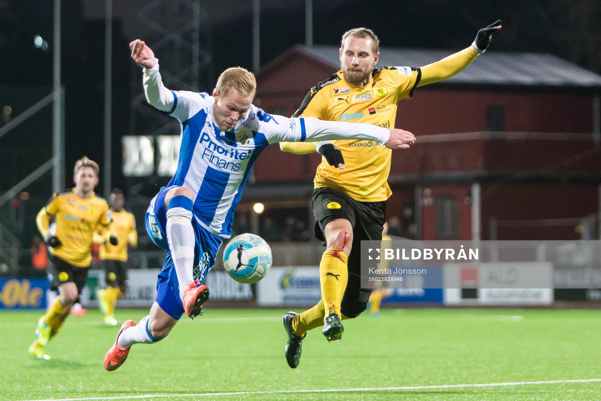 IFK Göteborgs Gustav Engvall i kamp om bollen med Frejs